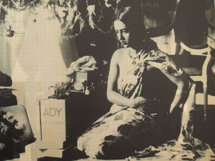 Amrita Sher-Gil kedvenc Ady-kötetével az 1930-es években