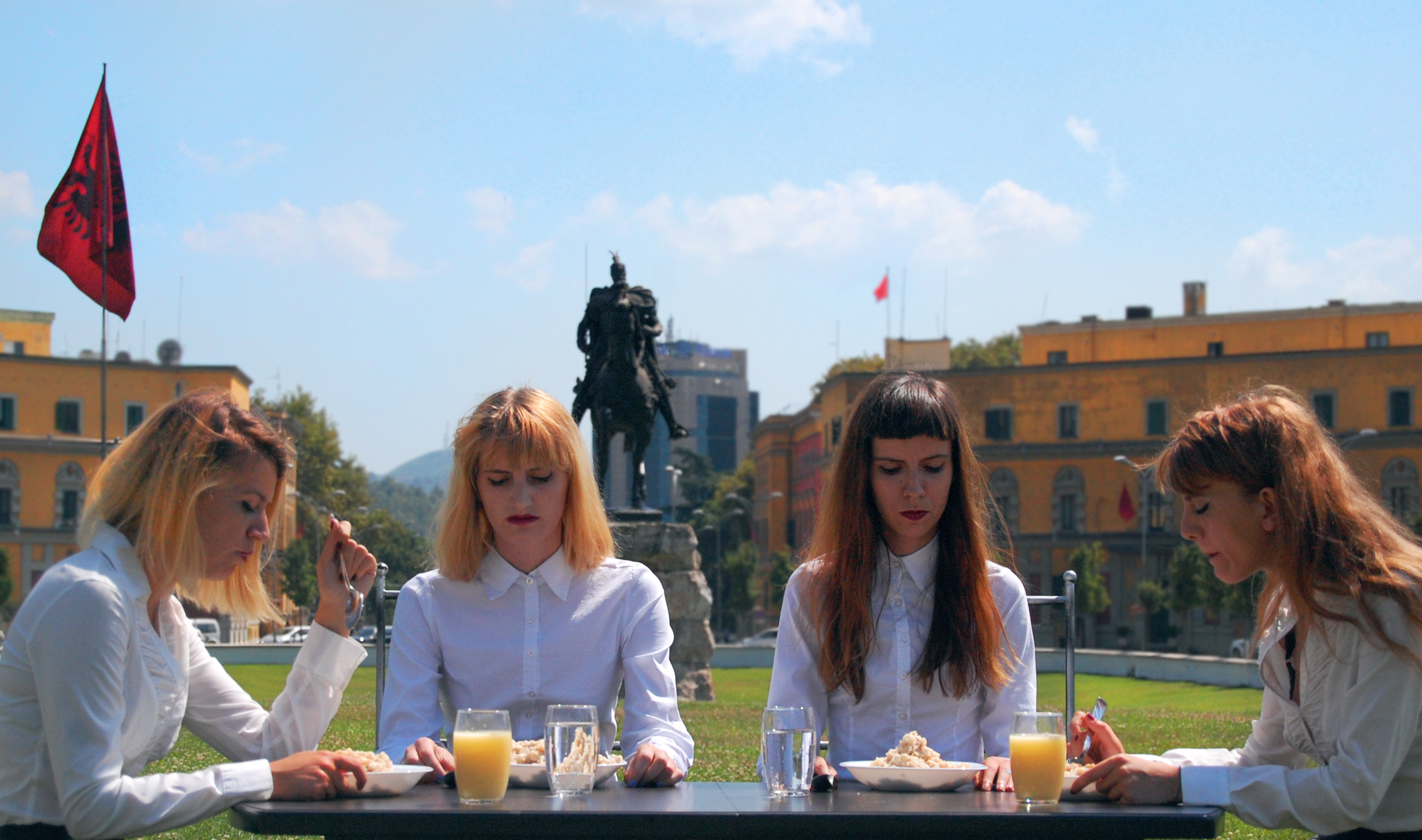 Haveit Collective
Használd a szád / Use Your Mouth (Tirana), 2014 
színes videó hanggal, 10 perc / colour video, sound, 10 min
Sokol Ferizi verse nyomán / Inspired by a poem of Sokol Ferizi
A Haveit Collective jóvoltából / Courtesy of Haveit Collective Haveit Collective