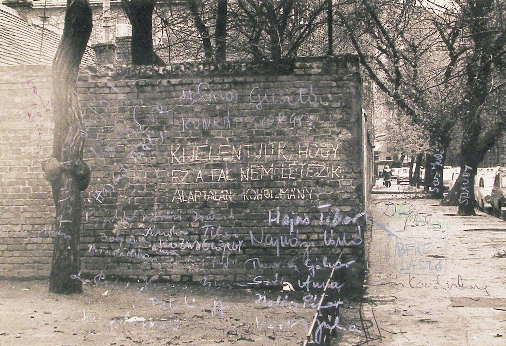 Hajas Tibor: Kijelentjük, hogy ez a fal nem létezik, 1974. Fotó: Kónya Béla © Ludwig Múzeum – Kortárs Művészeti Múzeum
Tibor Hajas: We state that this wall does not exist, 1974 Photo: Béla Kónya © Ludwig Museum – Museum of Contemporary Art Hajas Tibor - Kijelentjük, hogy ez a fal nem létezik