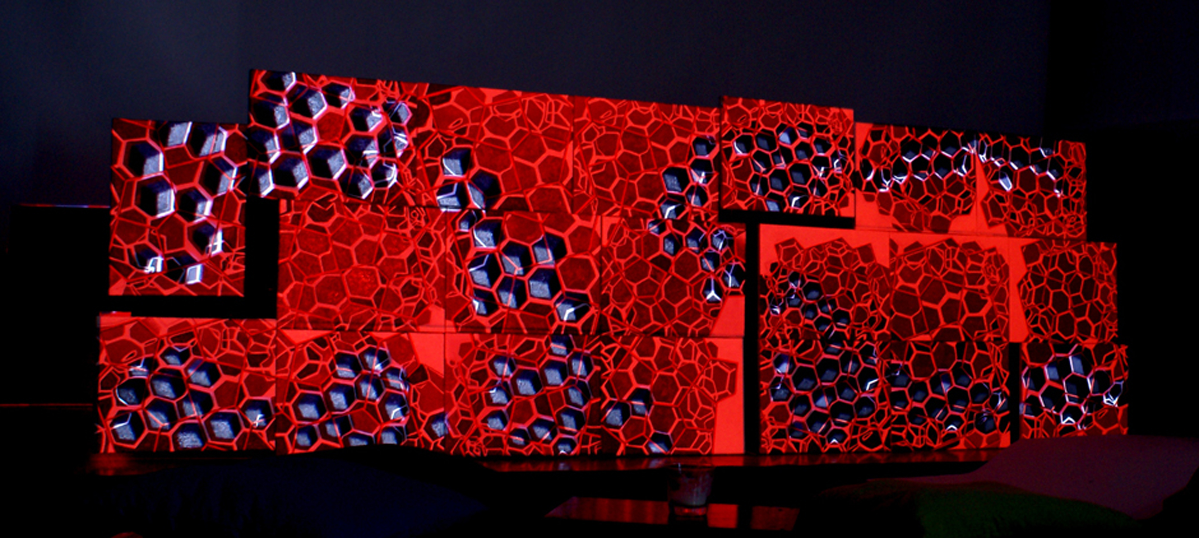 KÖVES Éva - SZTOJÁNOVITS Andrea: Kaptár, AV installáció, részlet, 2012.Éva KÖVES - Andrea SZTOJÁNOVITS: Molecule variations, AV installation, still image, 2012 LUDWIG NEXT - MONOCHROME CLACK - VIII