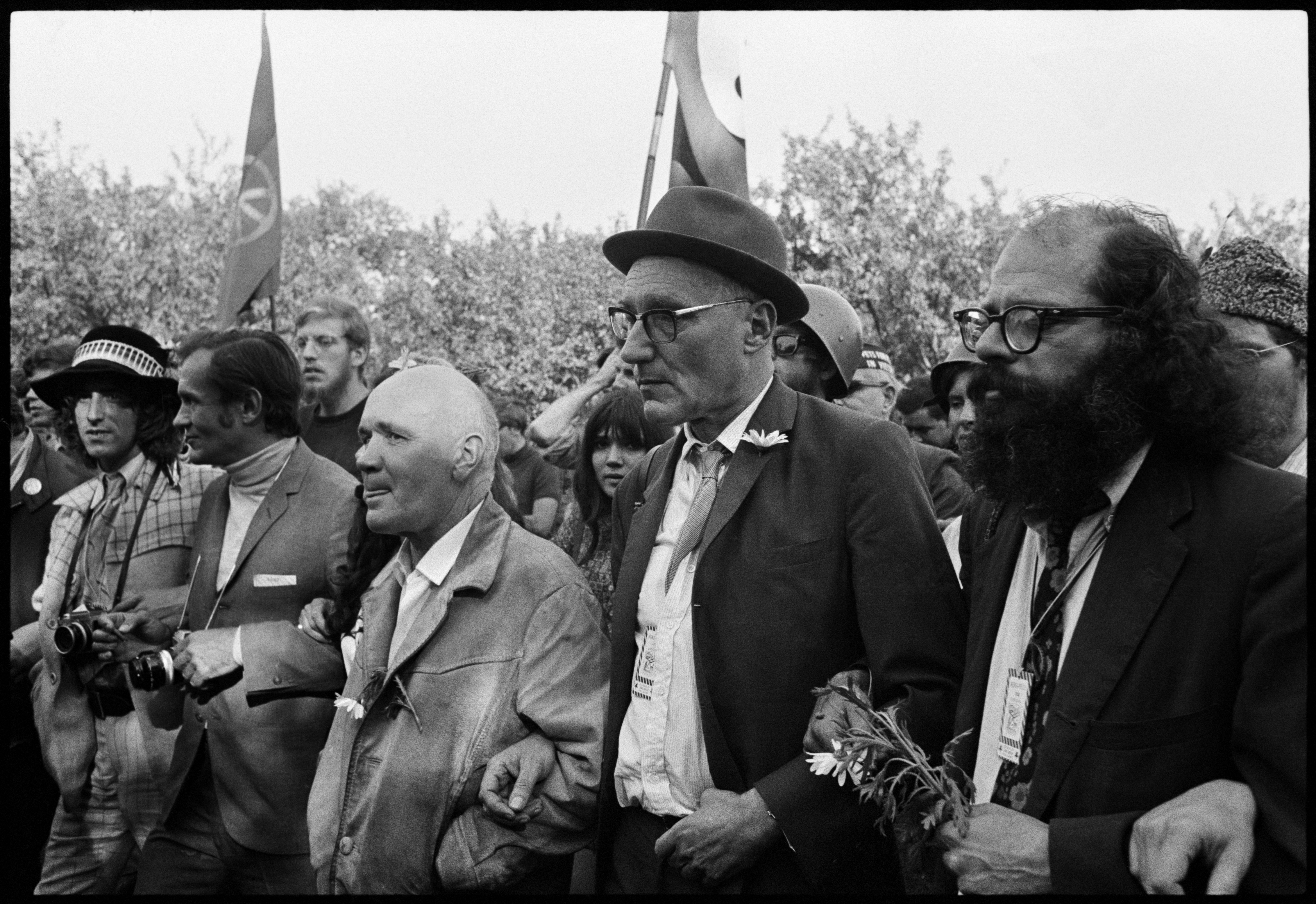 Allen Ginsberg, William Burroughs és Jean Genet kart karba öltve sétálnak keresztül Chicago Grant Parkján az 1968-as  Demokratikus Konvenció idején © Fotó: Mary Ellen MarkAllen Ginsberg, William Burroughs and Jean Genet walk arm in arm through Chicago’s Grant Park during the 1968 Democratic Convention © Photo: Mary Ellen Mark Beat Generation VIII