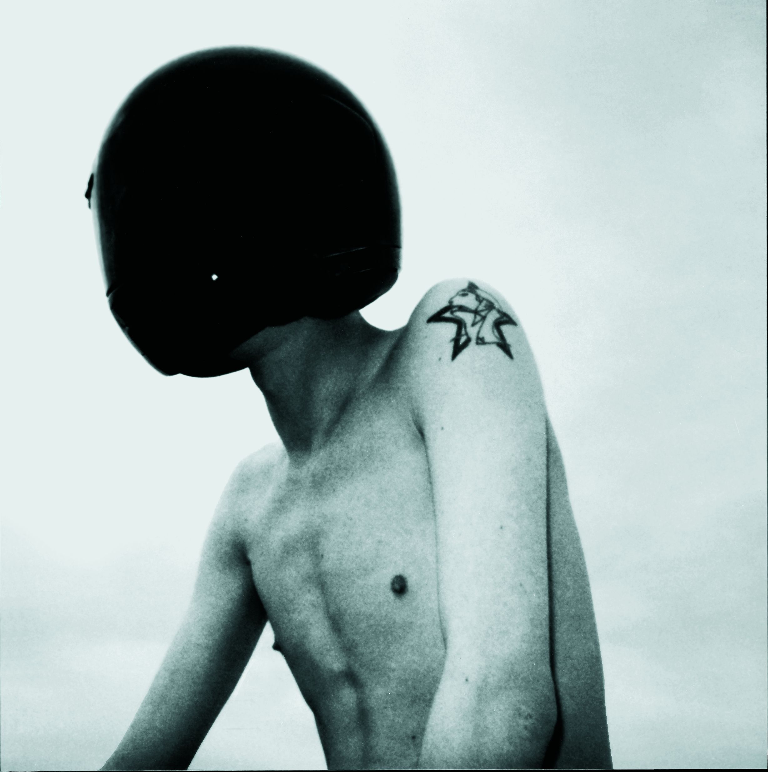 Raf SIMONS: Elszigetelt hősök 1. (Robbie), 2000, fekete-fehér fénykép, műanyag, 100 × 100 cm, a Dornbracht Culture Projects jóvoltából
Raf SIMONS, Isolated Heroes No. 1 Robbie, 2000, Black and white photograph on mounting board, 100 × 100 cm, Courtesy Dornbracht Culture Projects, Iserlohn. Raf SIMONS