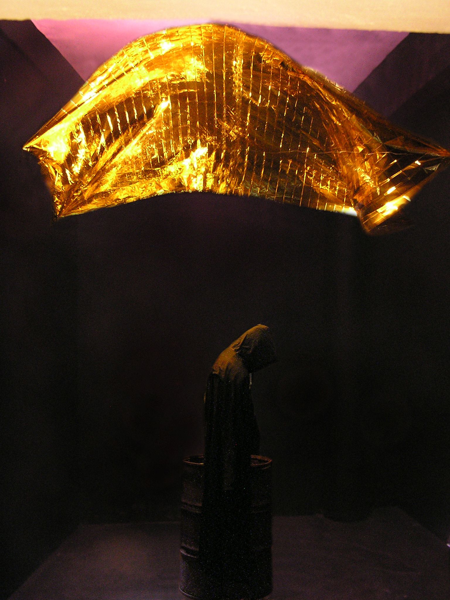 Jožef SUCHOZA: Kékszakállú?, 2016, installáció, vegyes technika
Jožef SUCHOZA: Bluebeard?, 2016, installation, mixed technique Jožef SUCHOZA