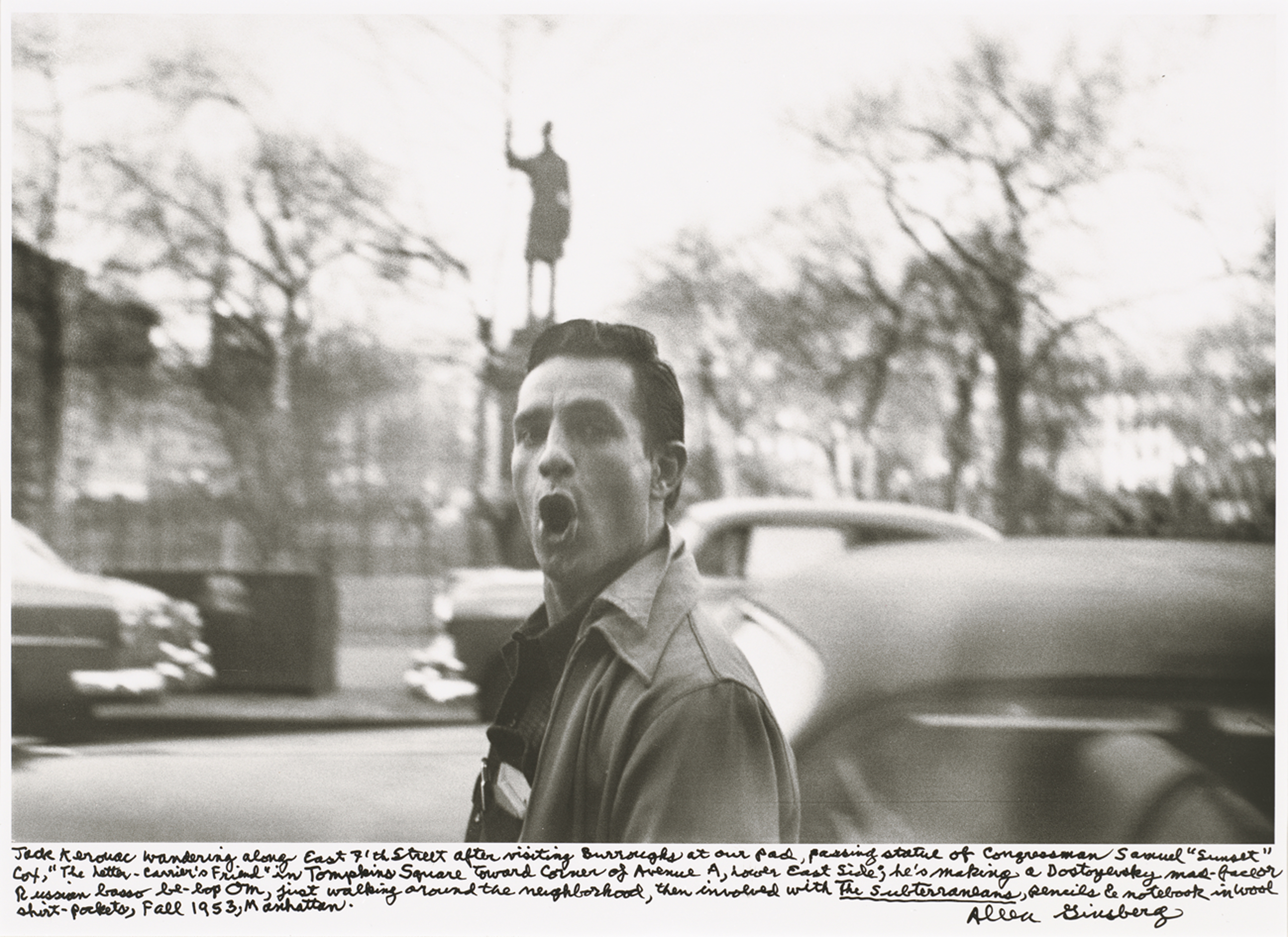 Jack Kerouac a Keleti 7. utcában Burroughsnál tett látogatása után, a háttérben Samuel “Sunset” Cox képviselő szobrával, Manhattan, 1953. ősz (Ginsberg Caption) © Fotó: Allen Ginsberg EstateJack Kerouac wandering along East 7th Street after visiting Burroughs, in the background the statue of Congressman Samuel “Sunset” Cox, Manhattan Fall 1953 (Ginsberg Caption) © Photo: Allen Ginsberg Estate Beat Generation VI