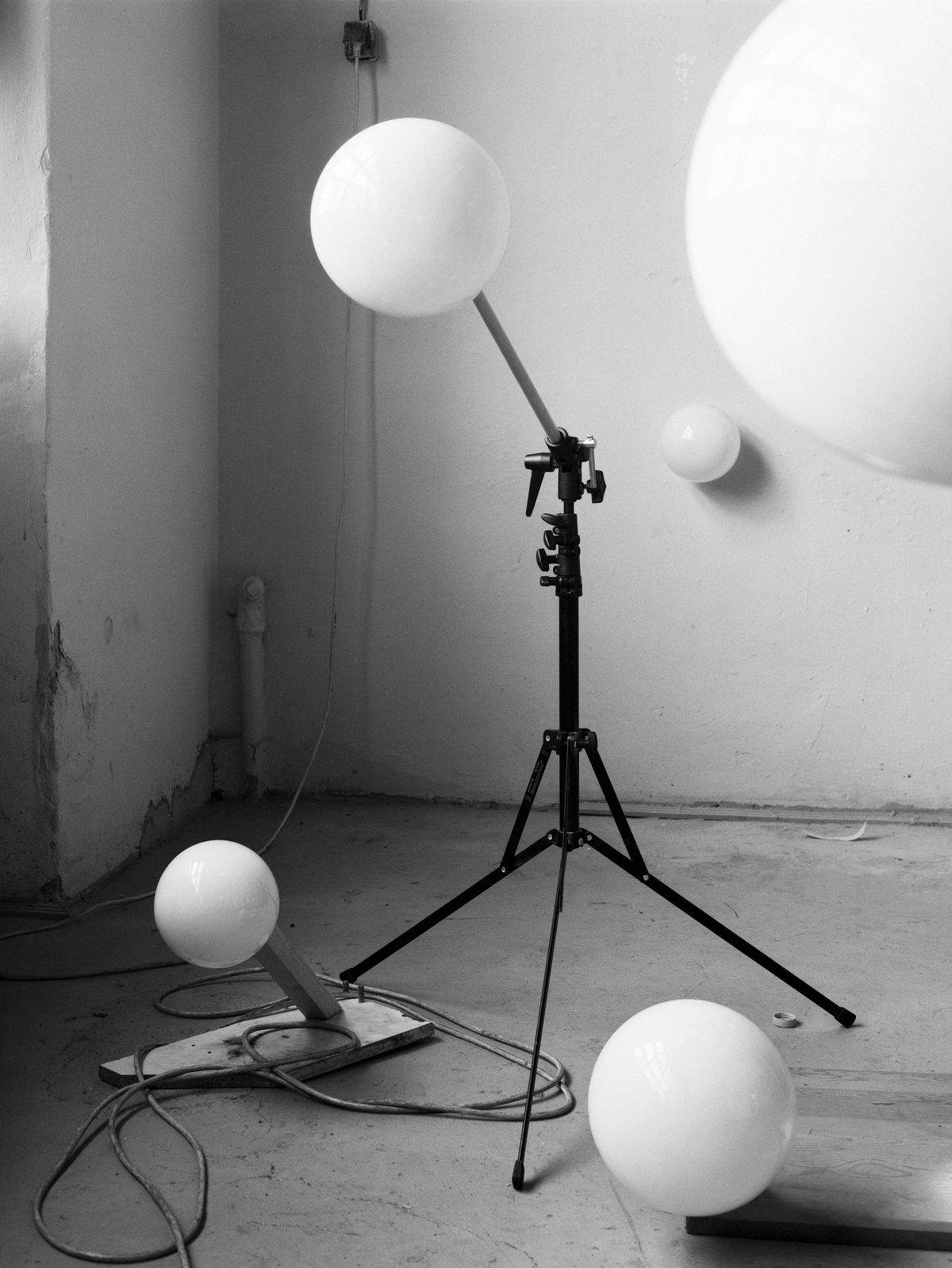 Puklus Péter: Hogyan építsünk napot, 2011, Budapest, 45x55 cm, archív pigment print üveggel keretezve, 1/3 Péter Puklus: How to build a sun, 2011, Budapest, 45 x 55 cm, Archival Pigment Print, framed with glass, 1/3 Puklus Péter