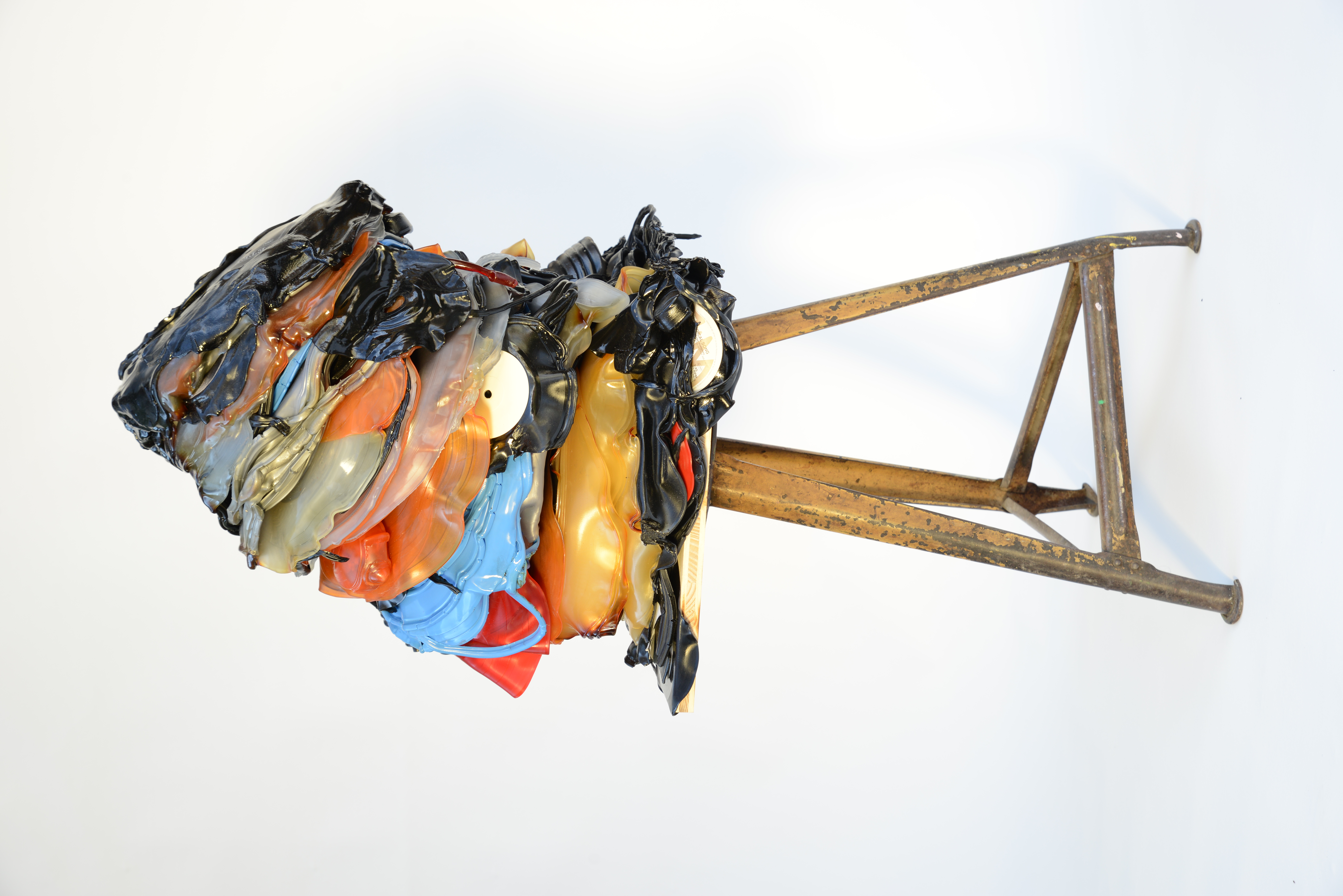 Moritz GÖTZE: Szerelmemnek, 2015, vinylszobor, fatalapzat, 110 × 40 × 50 cm, a Galerie Rothamel, Erfurt és Franfurt am Main jóvoltából. Fotó: Markus Werner, Halle
Moritz GÖTZE, Dedicated to the One I Love, 2015, Vinyl-Skulptur auf Sockel, 110 × 40 × 50 cm, Courtesy of Galerie Rothamel, Erfurt/Frankfurt am Main, Foto: Markus Werner, Halle Moritz GÖTZE