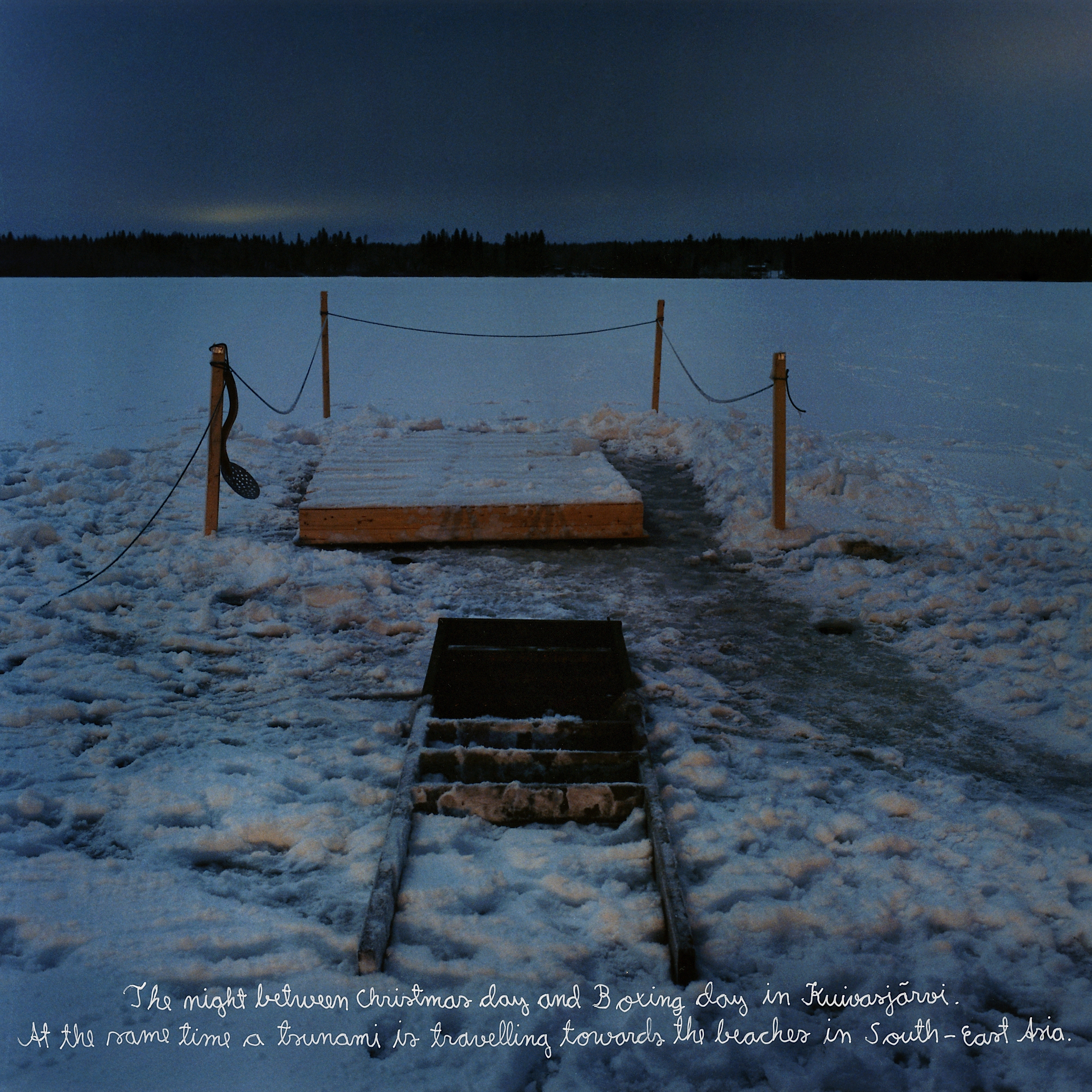 Jari Silomäki Időjárásnaplóm / My Weather Diary, 2001- részlet / detailHelyspecifikus fotóinstalláció, C-printek / Photographic site specific installation of chromogenic colour prints28 x 28 cm egyenként / eachA művész jóvoltából / Courtesy the artist Arctic Hyteria - Kortárs finn művészet