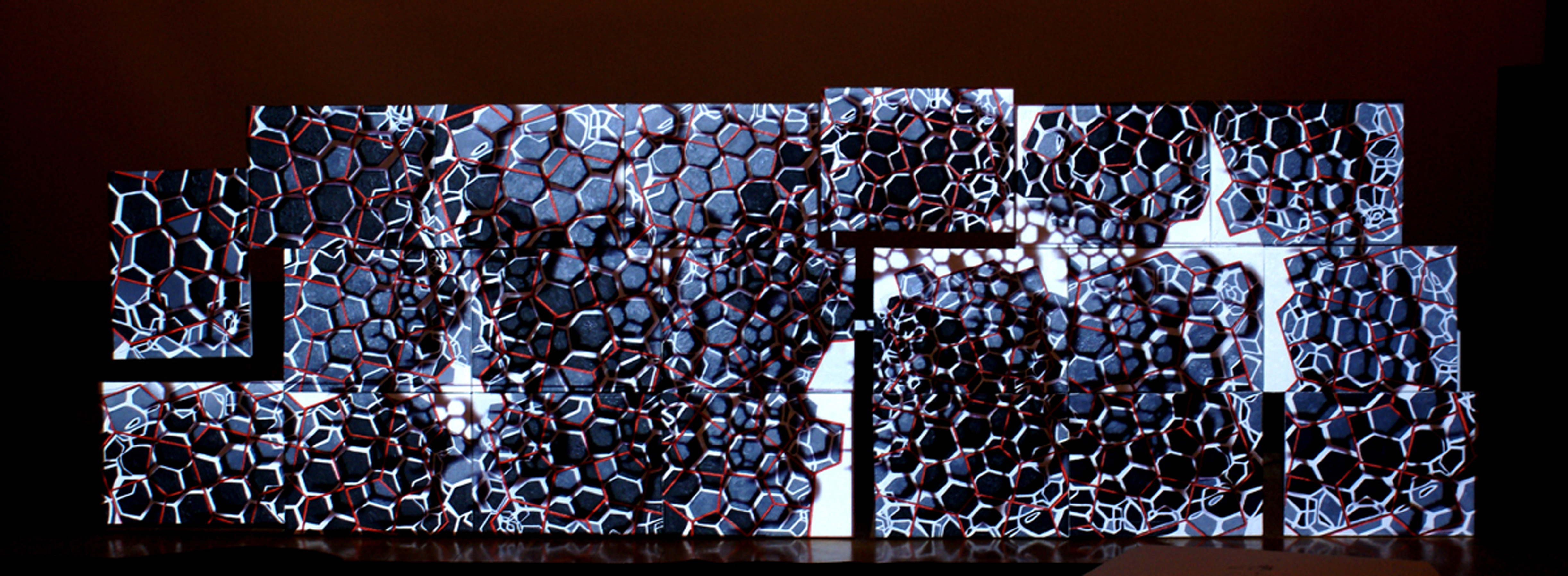 KÖVES Éva - SZTOJÁNOVITS Andrea: Kaptár, AV installáció, részlet, 2012.Éva KÖVES - Andrea SZTOJÁNOVITS: Molecule variations, AV installation, still image, 2012 LUDWIG NEXT - MONOCHROME CLACK - IX