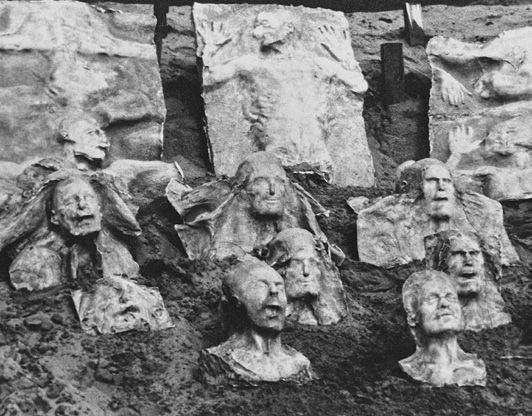 ÉRMEZEI Zoltán: Feltárás | Excavation, installáció | installation
(Domb kiállítás, Csepel | Hill – exhibition), 1990 Feltárás