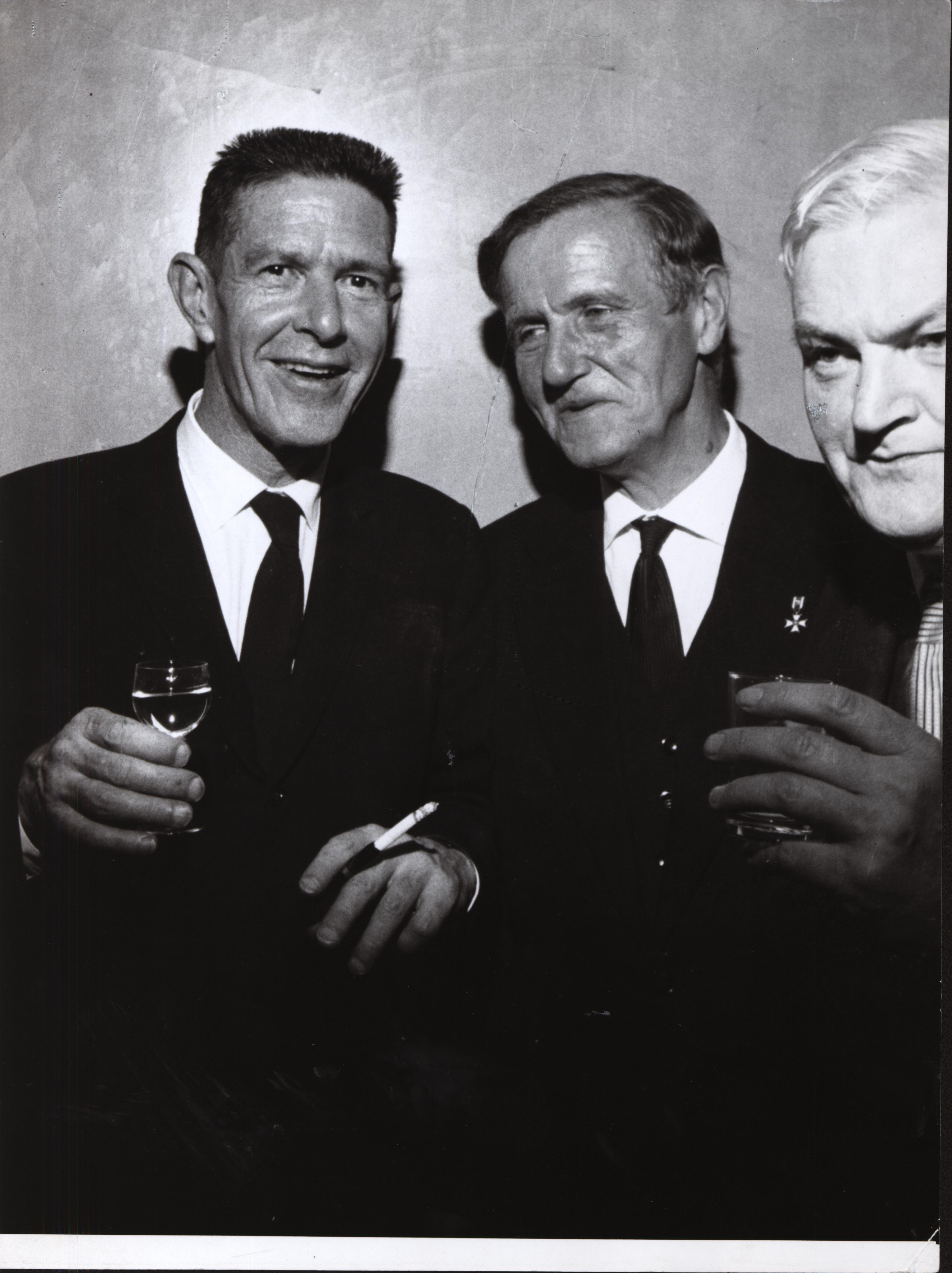 Andrzej Zborski. John Cage, Stefan Śledziński és Bolesław Szabelskiegy banketten, Varsó, 1964. A Polish Music Information Centre jóvoltábólAndrzej Zborski: John Cage, Stefan Śledziński and Bolesław Szabelski on a banquette, Warsaw, 1964. Courtesy of the Polish Music Information Centre Andrzej Zborski. John Cage, Stefan Śledziński és Bolesław Szabelskiegy banketten, Varsó, 1964.