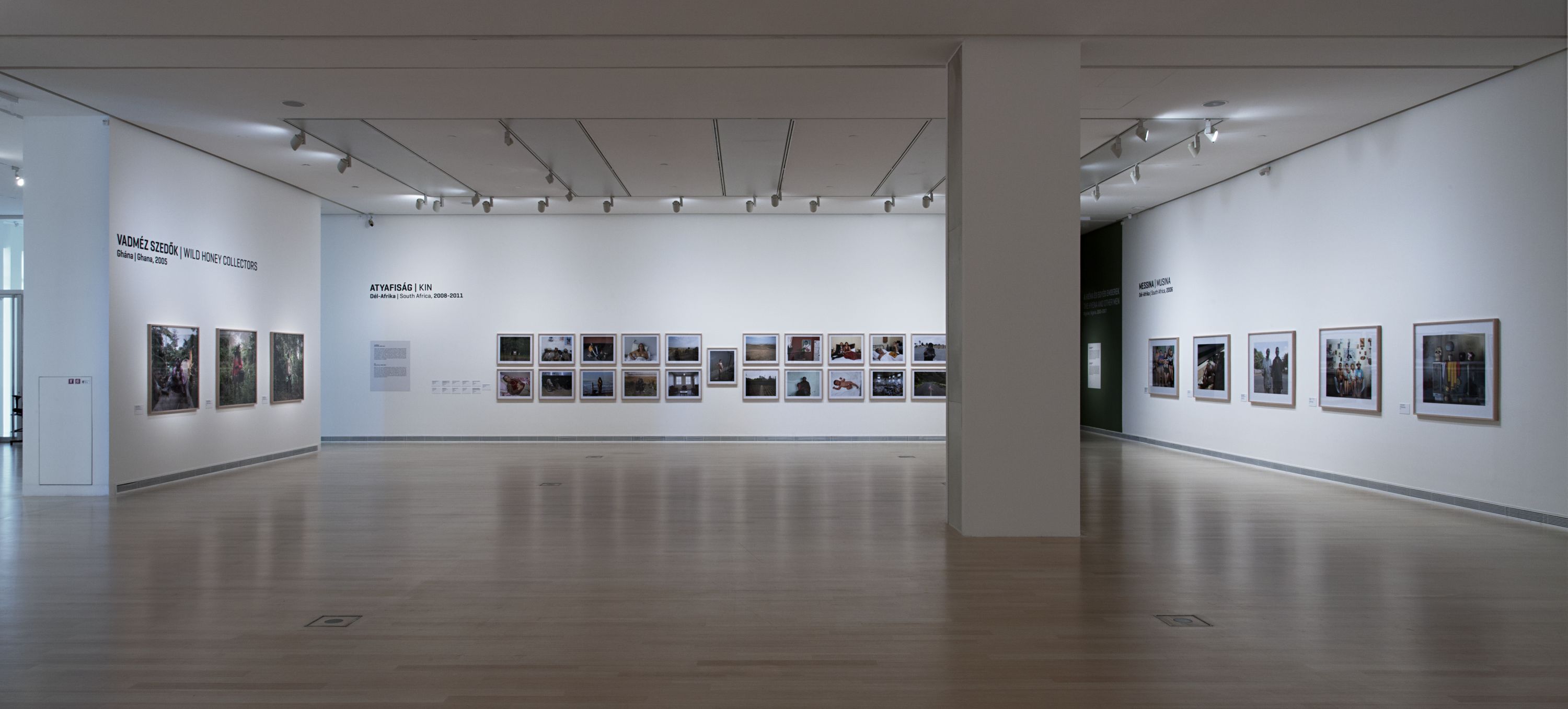 Pieter Hugo: This Must Be The Place - Válogatott munkák 2003-2012, Enteriőr © Bujnovszky Tamás / Ludwig Múzeum - Kortárs Művészeti Múzeum, Digitális Archívum és AdattárPieter Hugo: This Must Be The Place - Selected Works 2003-2012, Exhibition view © Tamás Bujnovszky / Ludwig Museum - Museum of Contemporary Art, Archives Pieter Hugo / Enteriőr