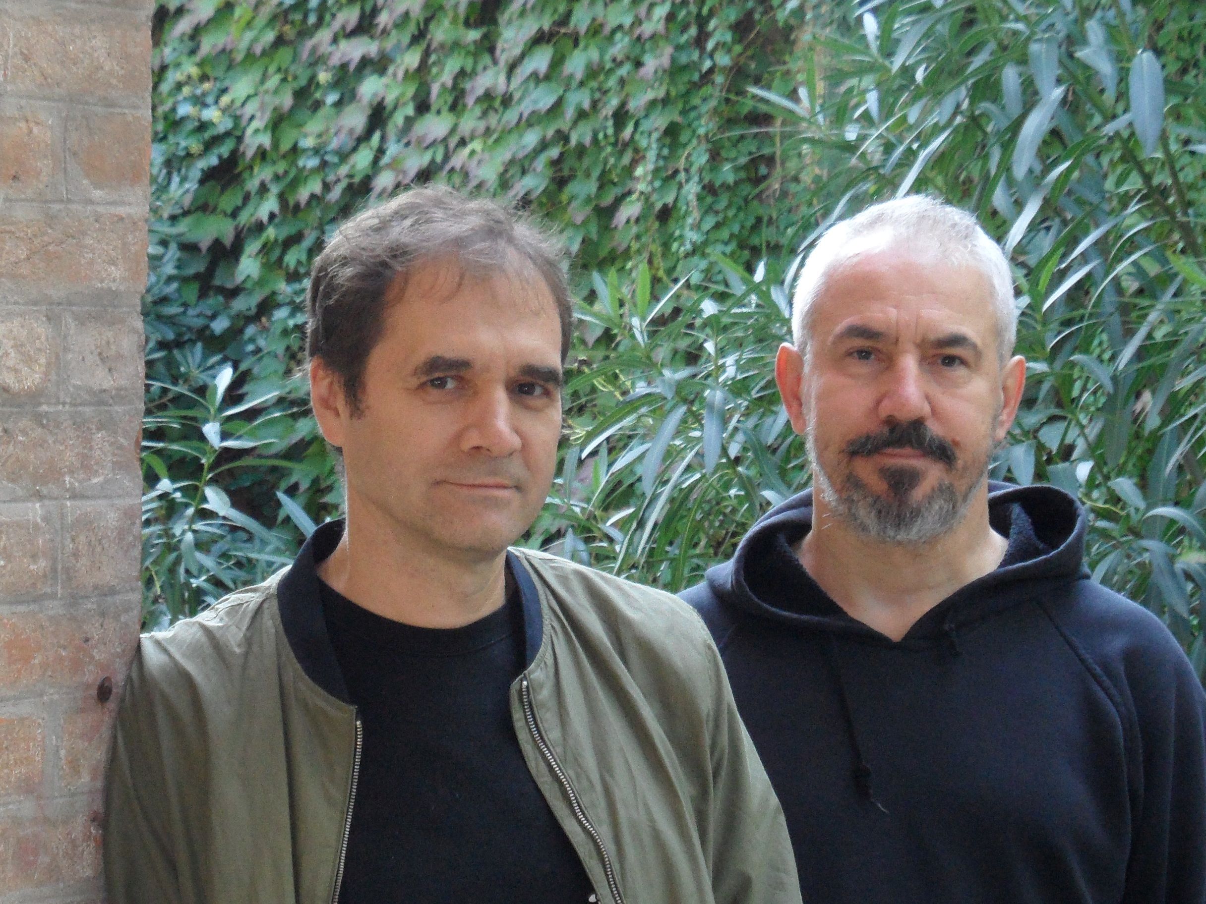 Petrányi Zsolt kurátor és Várnai Gyula képzőművész
Fotó: Boros Géza
Curator Zsolt Petrányi and artist Gyula Várnai
Photo: Géza Boros CuratorAndArtist