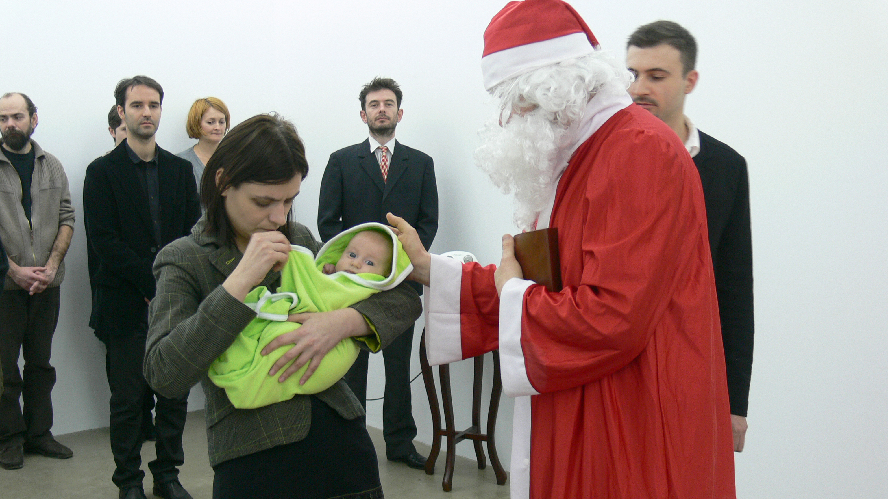 Ciprian Mureşan: Cím nélkül (Mikulás), 2010. Videó, 13' 42''
Ciprian Mureşan: Untitled (Santa Claus), 2010, video, 13' 42'' Santa Claus