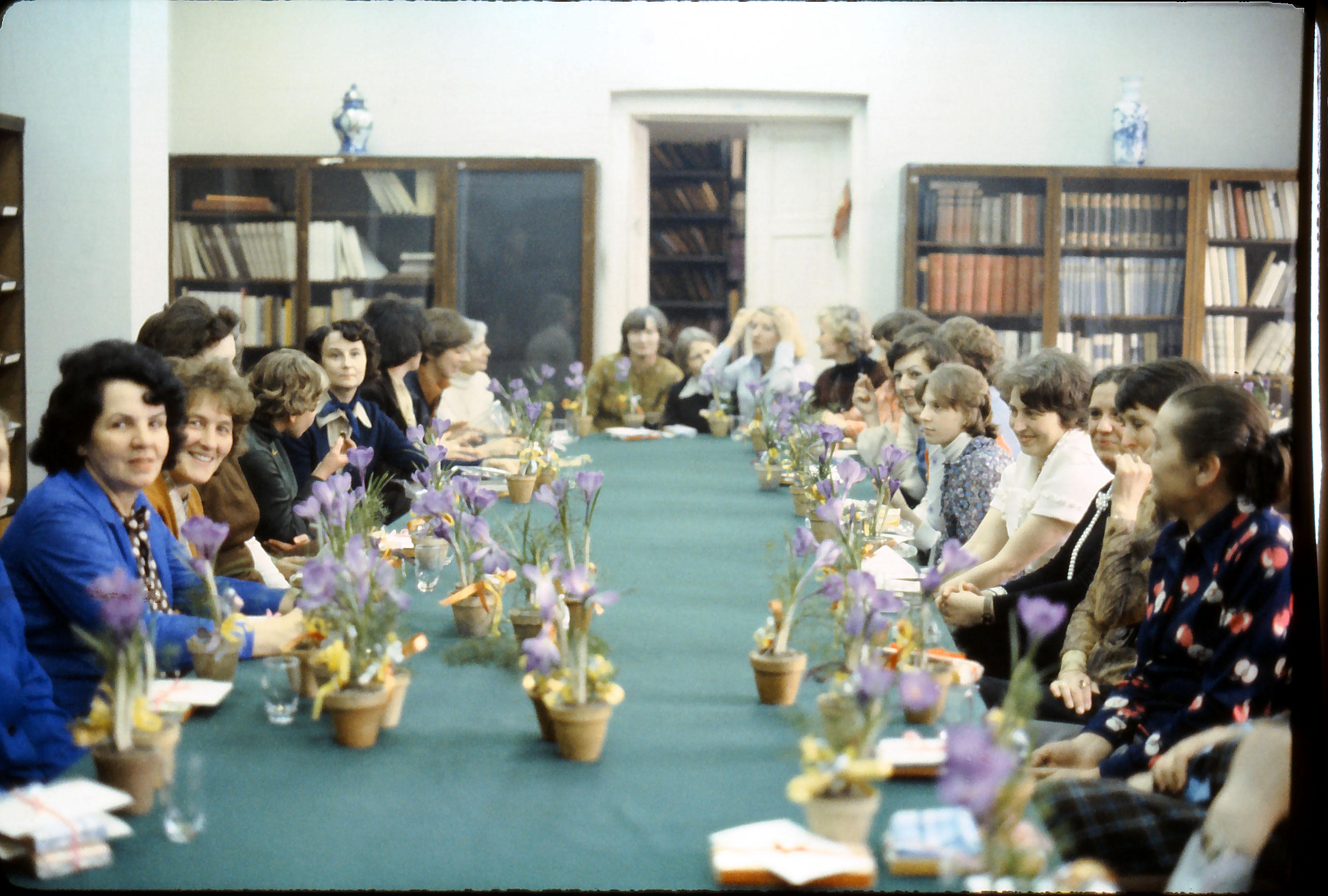 Marysia LewandowskaNemzetközi nőnap a Muzeum Sztuki, Łódź -ban, 1981, Marysia Lewandowska: Múzeum szótár | Museum Vocabularies, 2010 című művébőlfotó: Ryszard Stanisławski, Olga Stanisławska, Paris jóvoltábólMarysia LewandowskaInternational Women’s Day at Muzeum Sztuki, Łódź, 1981, from the work Marysia Lewandowska: Museum Vocabularies, 2010Photo: Ryszard Stanisławski, Courtesy Olga Stanisławska, Paris HELYSZÍNI SZEMLE. A múzeum a múzeumról / SITE INSPECTION. The Museum on the Museum