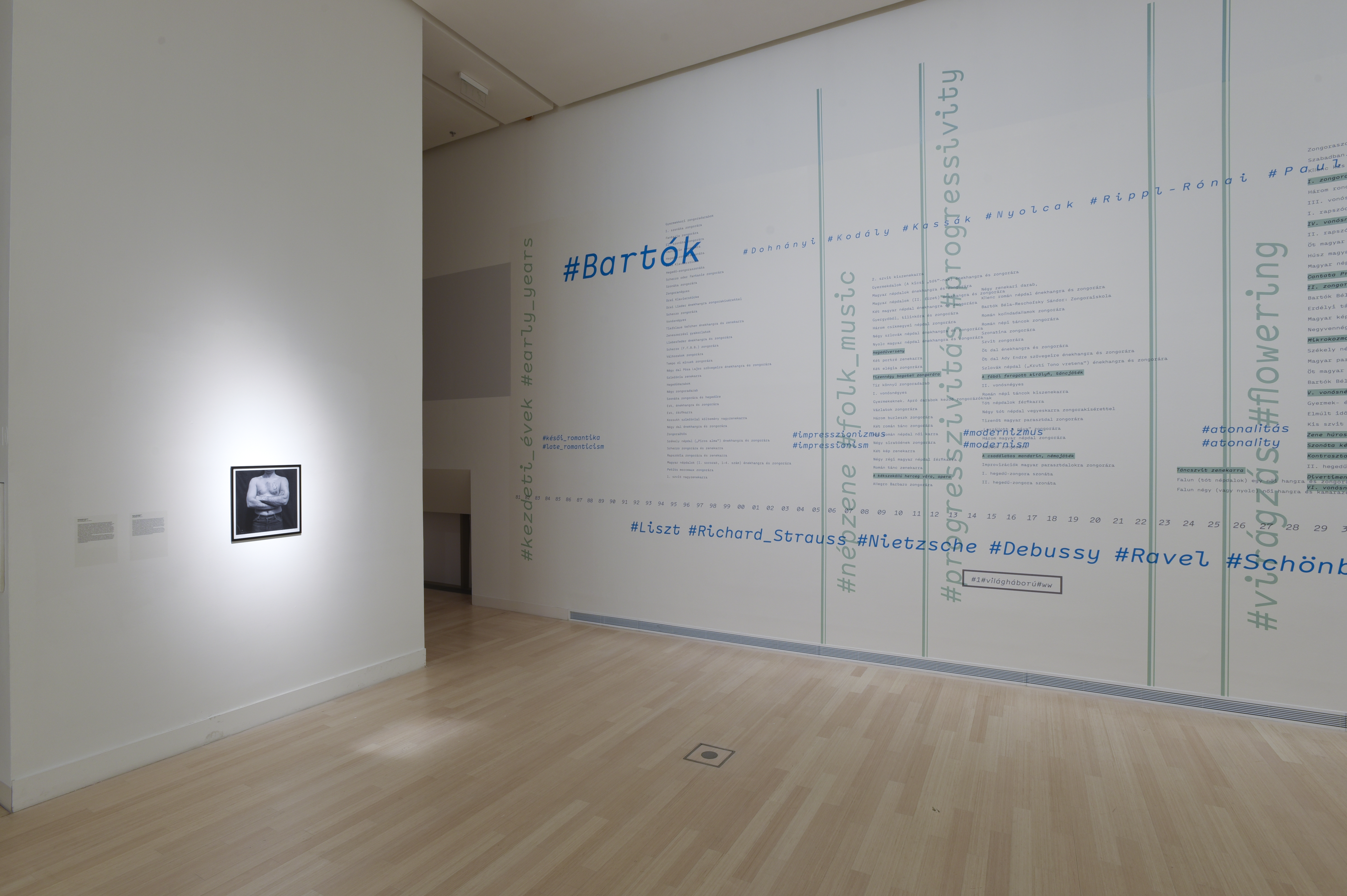 Kiállítási enteriőr (fotó: Rosta József)
Exhibition view (Photo by József Rosta) Kiállítási enteriőr (fotó: Rosta József) 9421