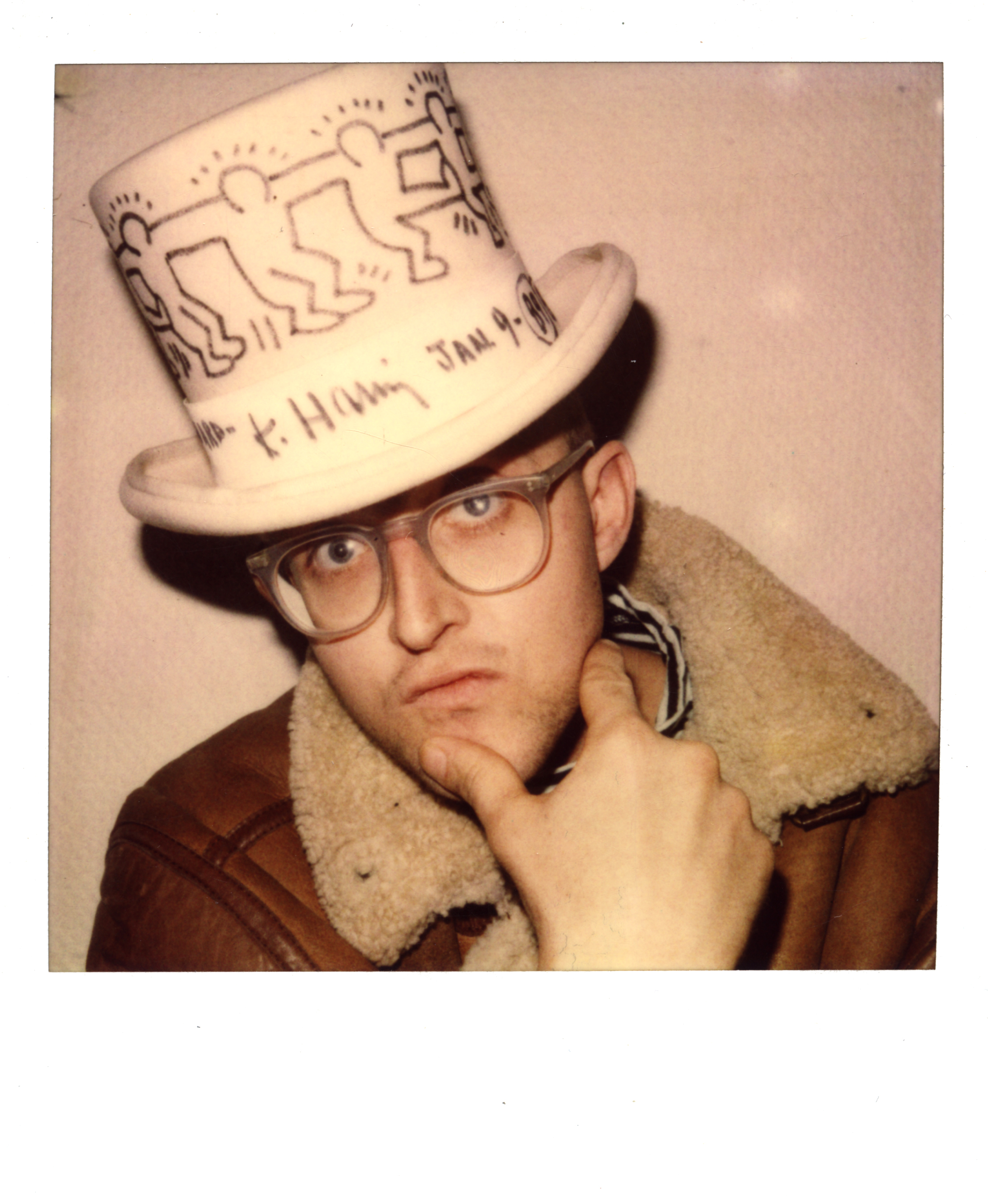 Keith Haring kalapban,     © Estate of Keith Haring, New York    Keith Haring with hat,  Photography   © Estate of Keith Haring, New York Keith Haring