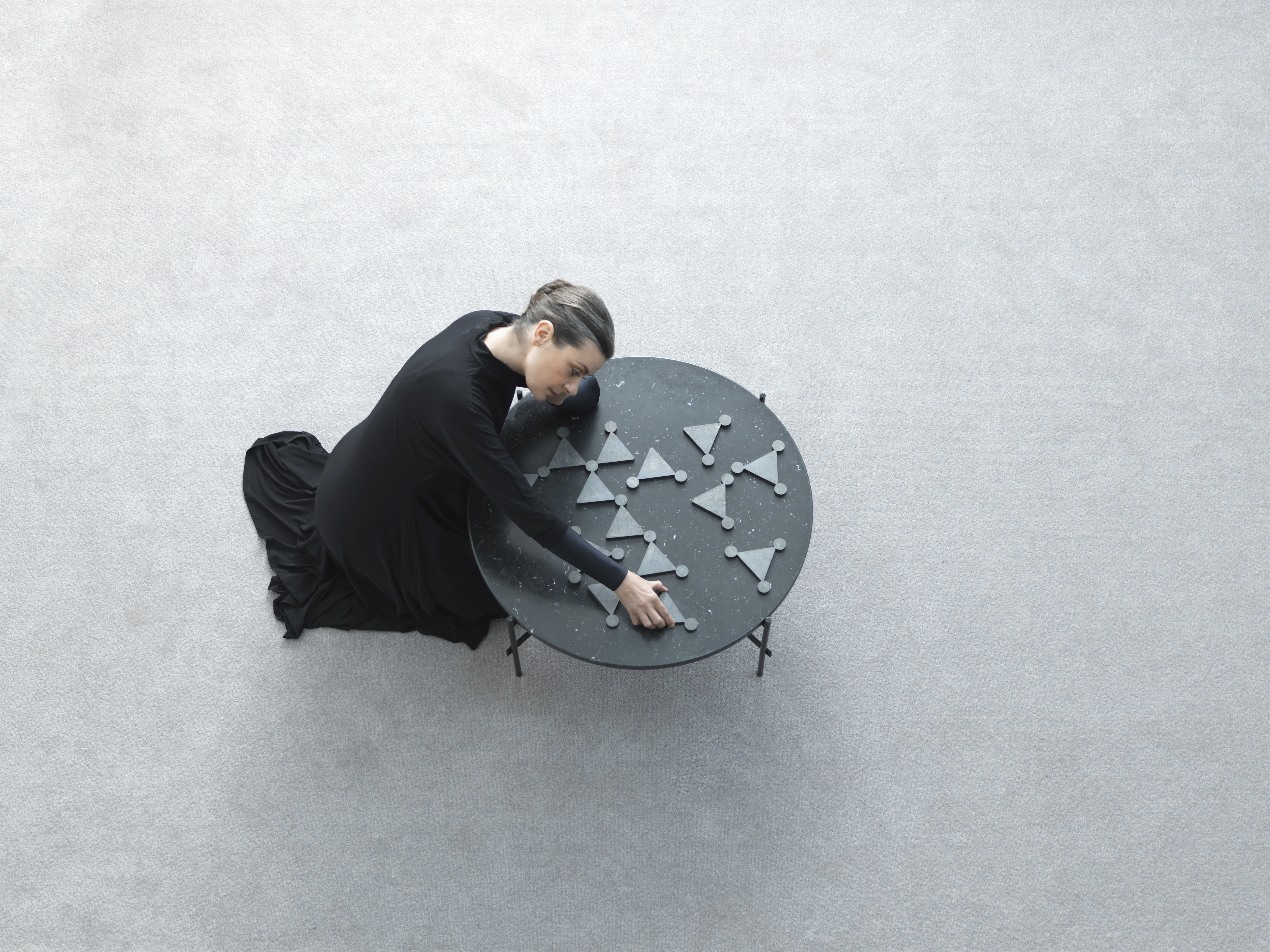 J. Cibic: The Nation Loves It (Triangles), állókép, 2015, egycsatornás, HD videó, 15' 45'', sztereó 
J. Cibic: The Nation Loves It (Triangles), video still, 2015, single channel HD video, 15 min 45 sec, stereo Spielraum_5