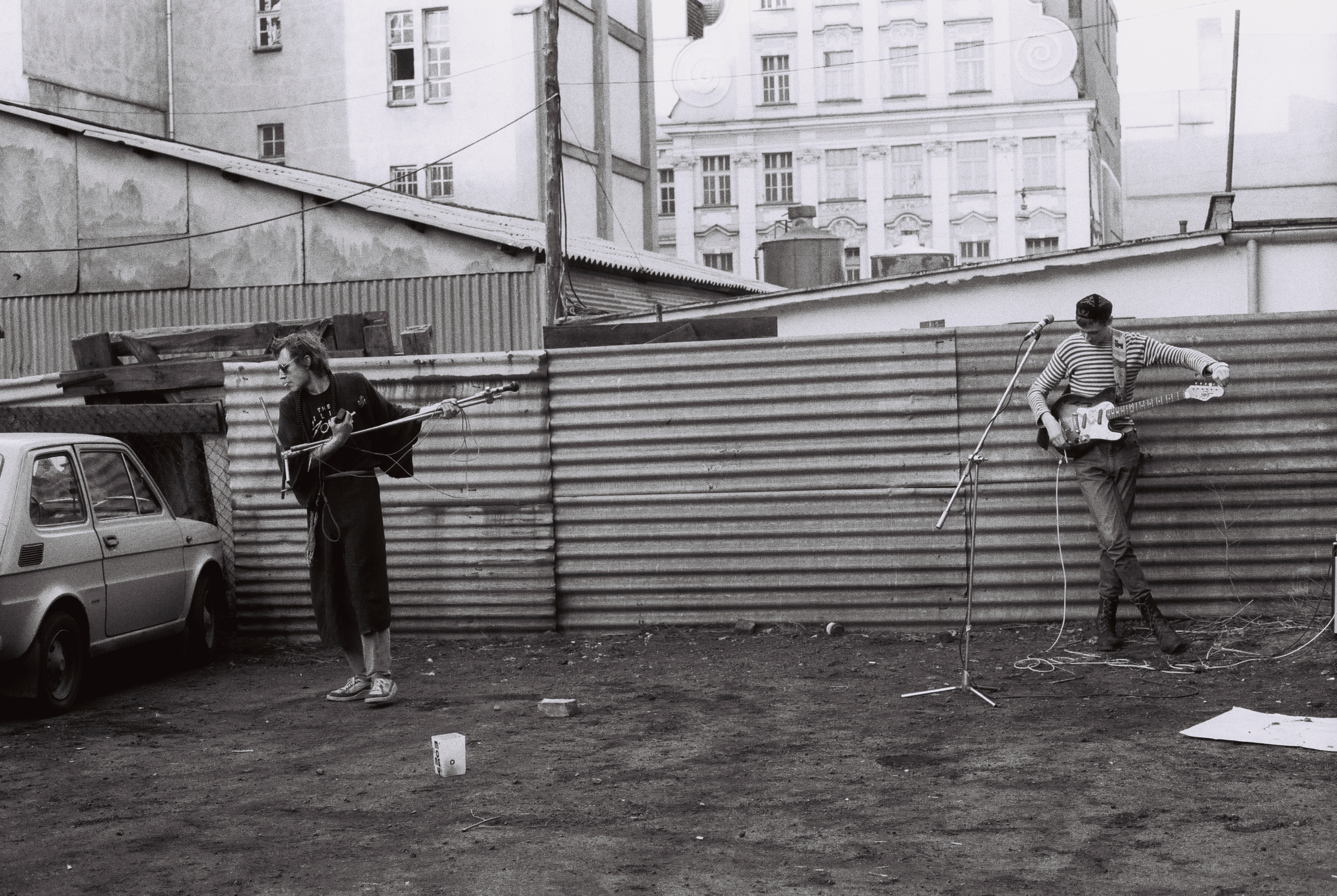 Krzysztof ‘Kaman’ Kłosowicz és Maciej Maleńczuk fellépése, Kiełbaśnicza utca, Wrocław, 1989, fotó: Mirosław Emil Koch
Krzysztof „Kaman” Kłosowicz and Maciej Maleńczuk performing live, Kiełbaśnicza Street, Wrocław, 1989, photo by Mirosław Emil Koch Krzysztof ‘Kaman’ Kłosowicz és Maciej Maleńczuk fellépése