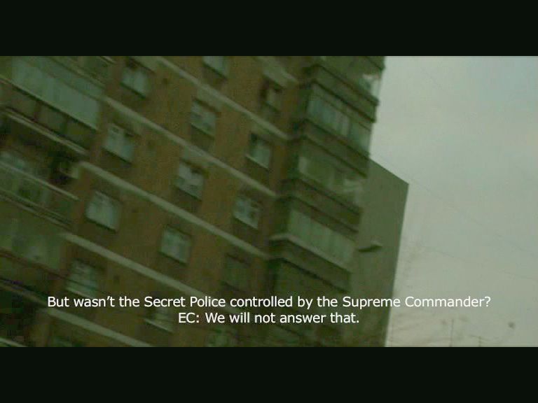 Mona Vătămanu - Florin Tudor: A per, 2005. Egycsatornás, színes, hangos videó, 2/5; 37'24 min/sec
Mona Vătămanu - Florin Tudor: The Trial, 2005, single-channel, colour video with sound, 2/5; 37’24” Mona Vătămanu - Florin Tudor