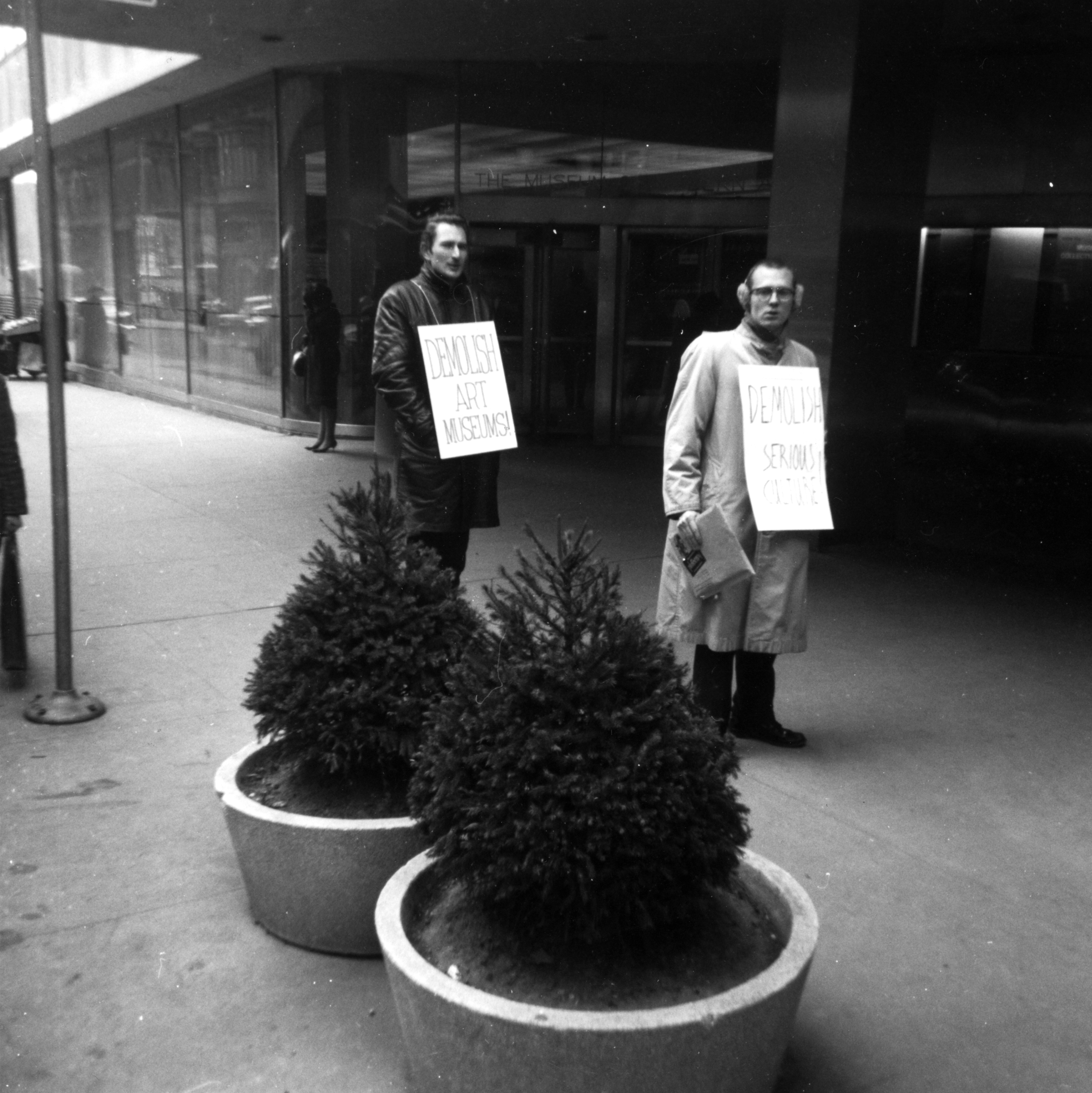 Henry Flynt: Sztrájkőrség a MoMA előtt | Picket MoMA, 1963A művész jóvoltából Henry Flynt: Picket MoMA, 1963Courtesy of the artist HELYSZÍNI SZEMLE. A múzeum a múzeumról / SITE INSPECTION. The Museum on the Museum