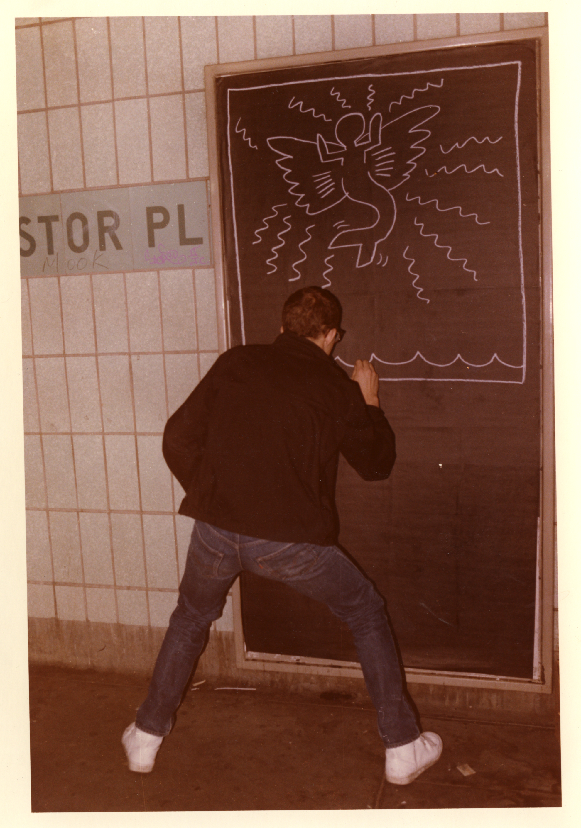 Keith Haring a metróban,     A fényképet Elinor Verhnes készítette     © Estate of Keith Haring, New York   Keith Haring in the subway, Photography   Photo by Elinor Verhnes   © Estate of Keith Haring, New York Keith Haring