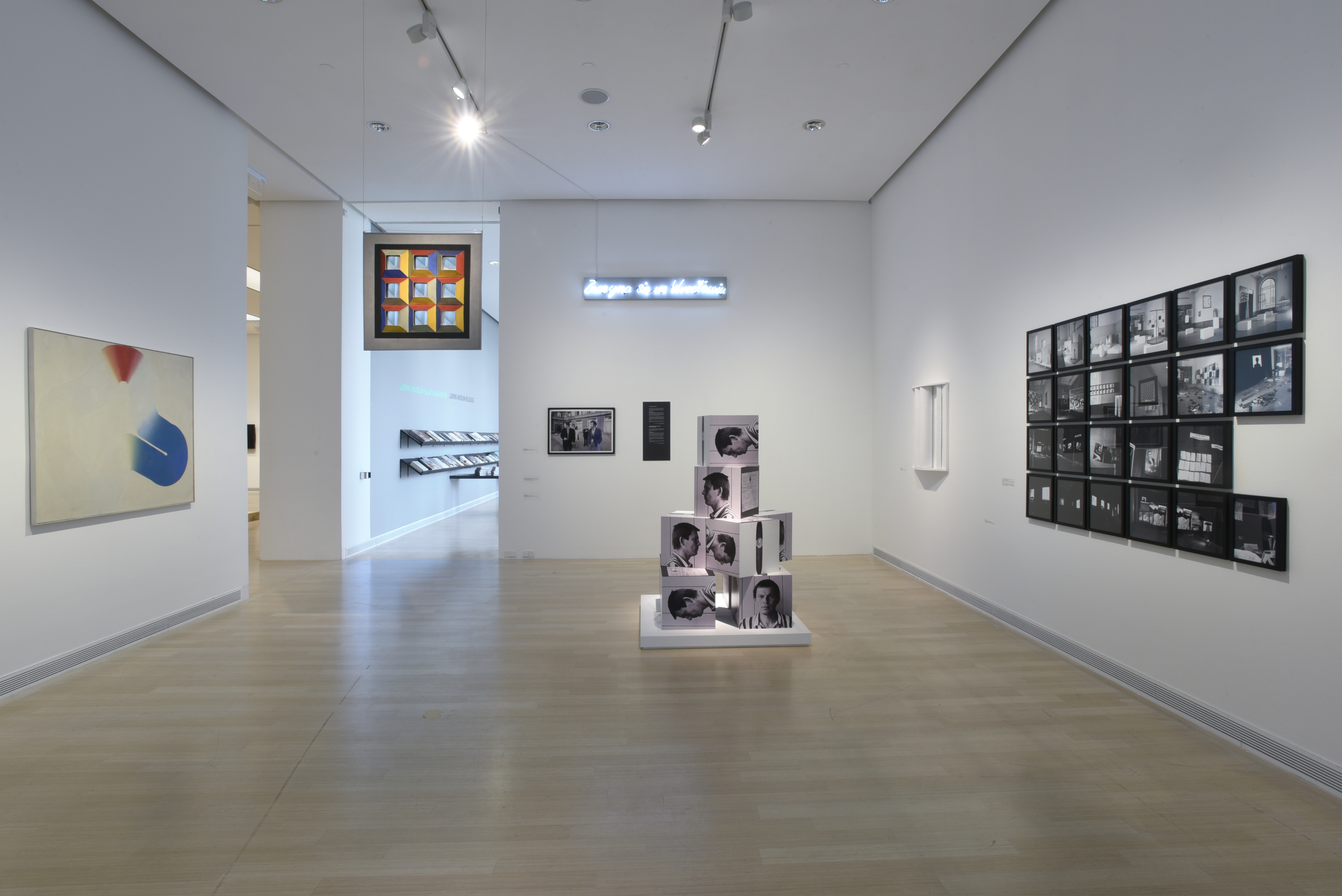 Kiállítási enteriőr (fotó: Rosta József)
Exhibition view (Photo by József Rosta) Kiállítási enteriőr (fotó: Rosta József) 8782