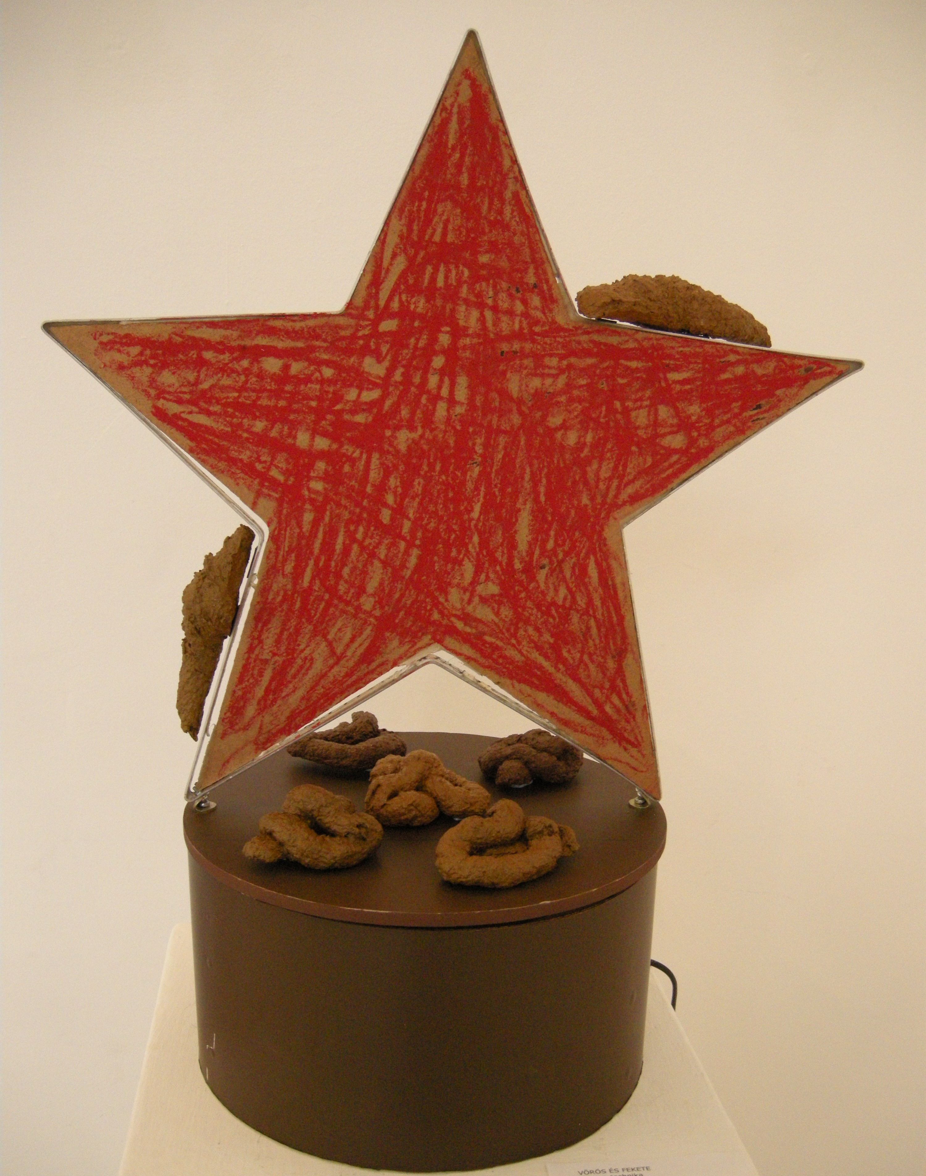 SZOMBATHY Bálint: Vörös és Fekete, 2012, objekt, 34 × 70 × 34 cm 
SZOMBATHY Bálint: Red and Black, 2012, object, 34 × 70 × 34 cm Szombathy Bálint - I