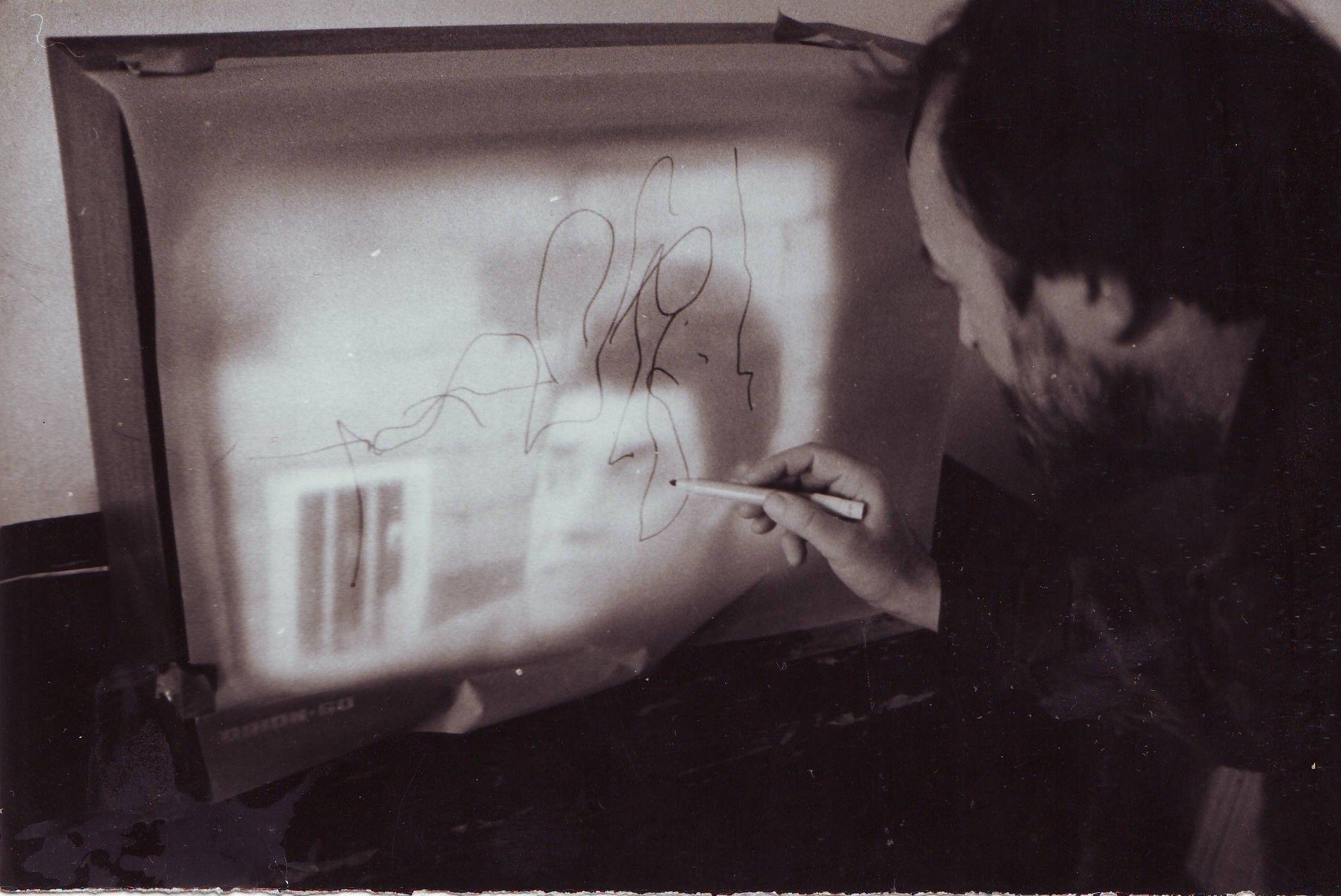 Tolvaly TV rajz készítése közben