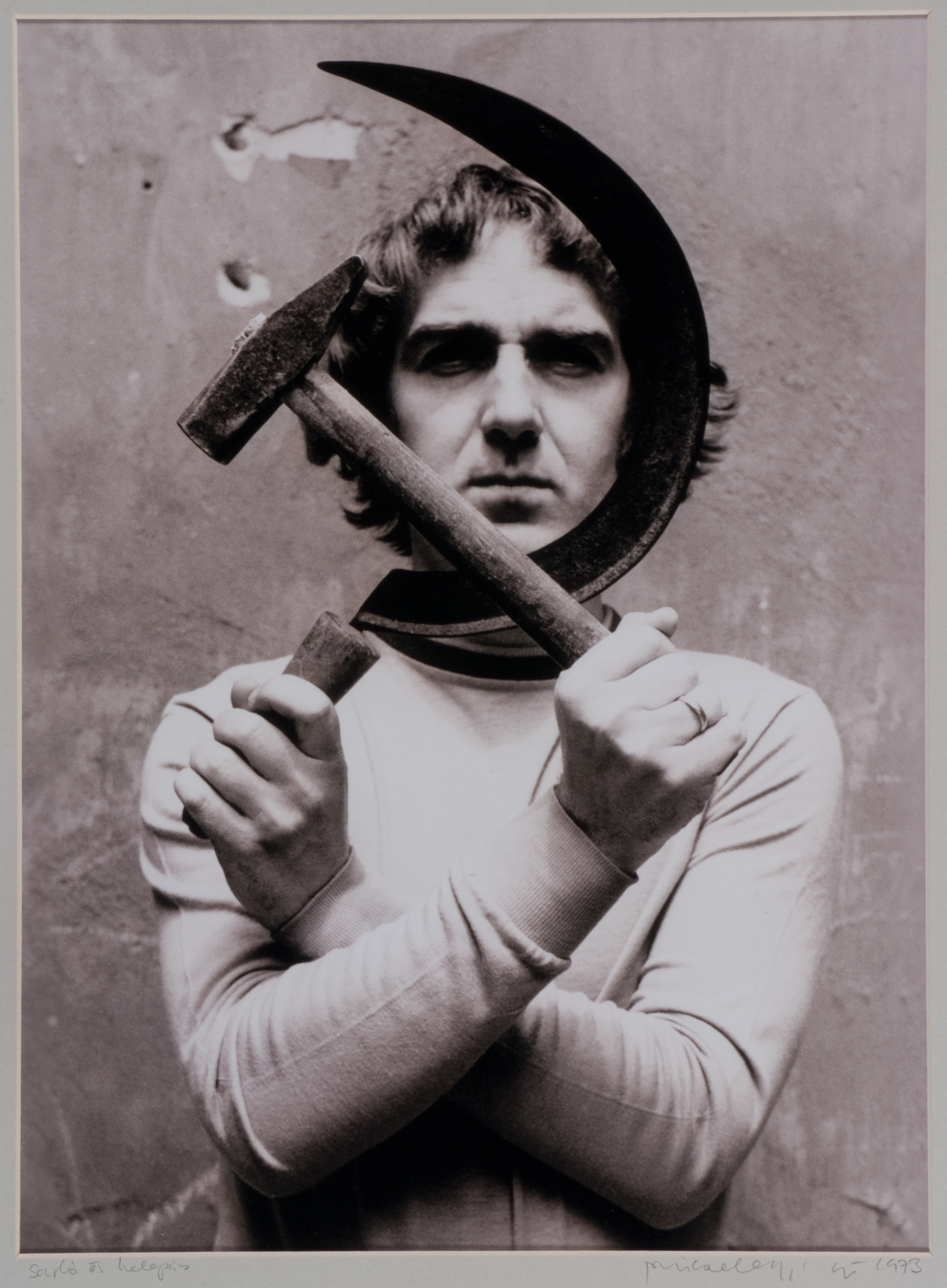 Pinczehelyi Sándor: Sarló és kalapács, 1973, ezüst zselatin nyomat, 25,4 x 20,2 cm, a Ludwig Múzeum gyűjteményébőlSándor Pinczehelyi: Sickle and Hammer, 1973, gelatine silver print, 25.4 x 20.2 cm, courtesy of the Ludwig Museum – Museum of Contemporary Art, Budapest Pinczehelyi_Sándor