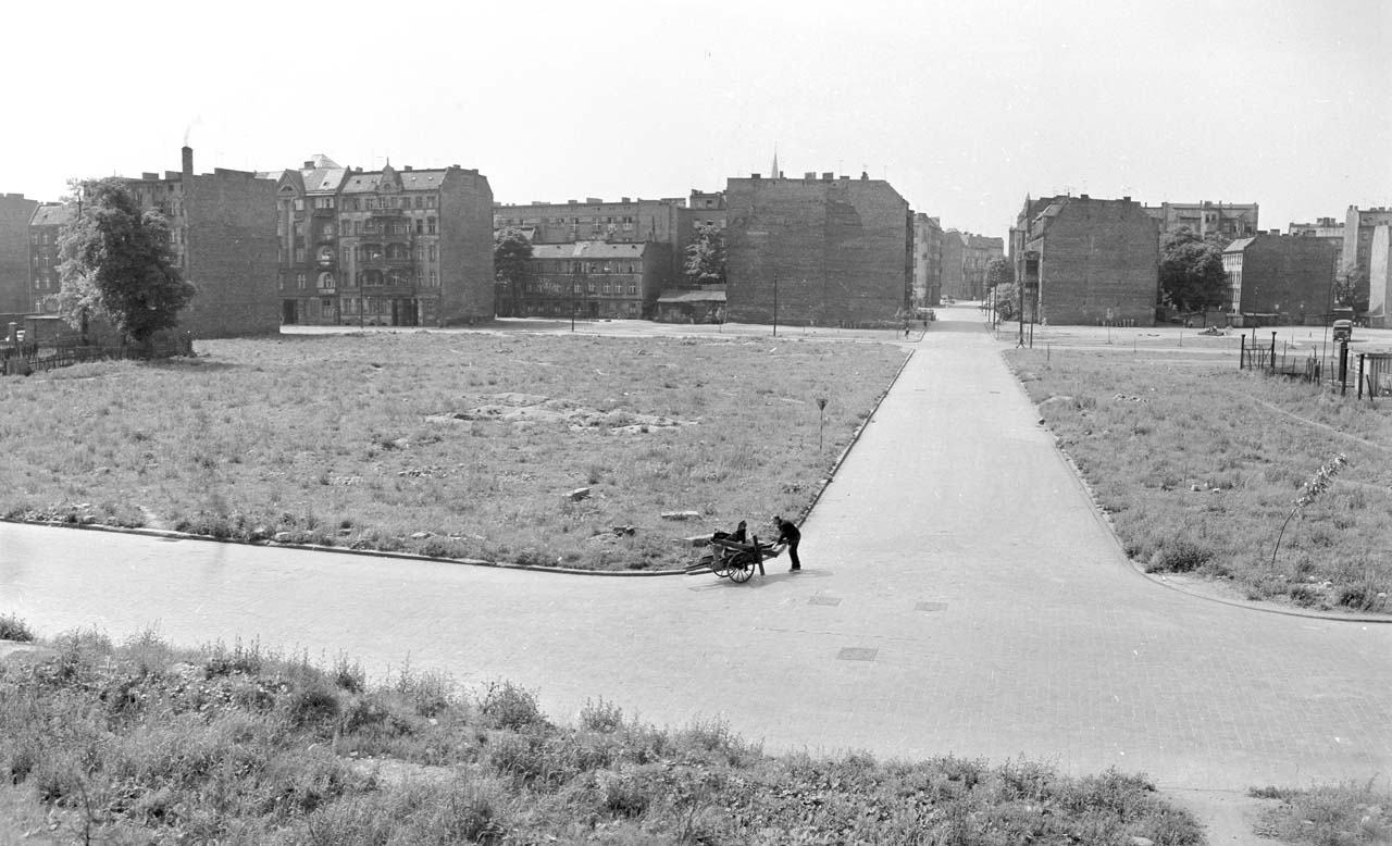 A wrocławi sztyeppe, 1960-as évek közepe, a Wrocław Városi Építészeti Levéltár tulajdona (Wrocław Építészeti Múzeum), © Wrocław Építészeti Múzeum
The Wrocław Wild Fields, mid-1960s, from the collection of City of Wrocław Building Archive, branch of the Museum of Architecture in Wrocław, © Museum of Architecture in Wrocław The Wrocław Wild Fields_1