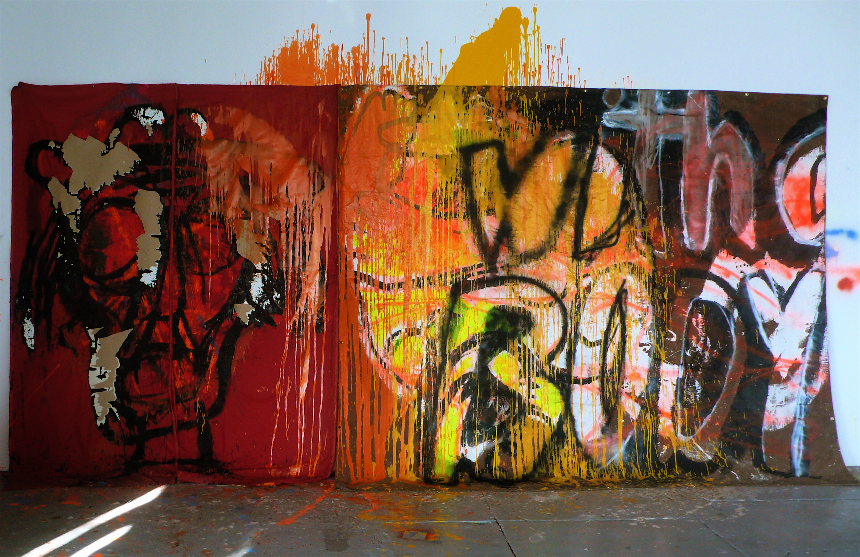 Vámpírirtó / Testtel, 2009Latex, tempera, zománcfesték, spray festék, papír, akril, bársony/ipari vászon, 285 × 561 cmA művész és a zürichi Peter Kilchmann Galéria jóvoltábólVampire Slayer / With a Body, 2009Latex, tempera, enamel, spray paint, paper, acrylic on velvet/industrial canvas, 285 × 561 cmCourtesy of the Artist and Galerie Peter Kilchmann, Zurich Rita Ackermann