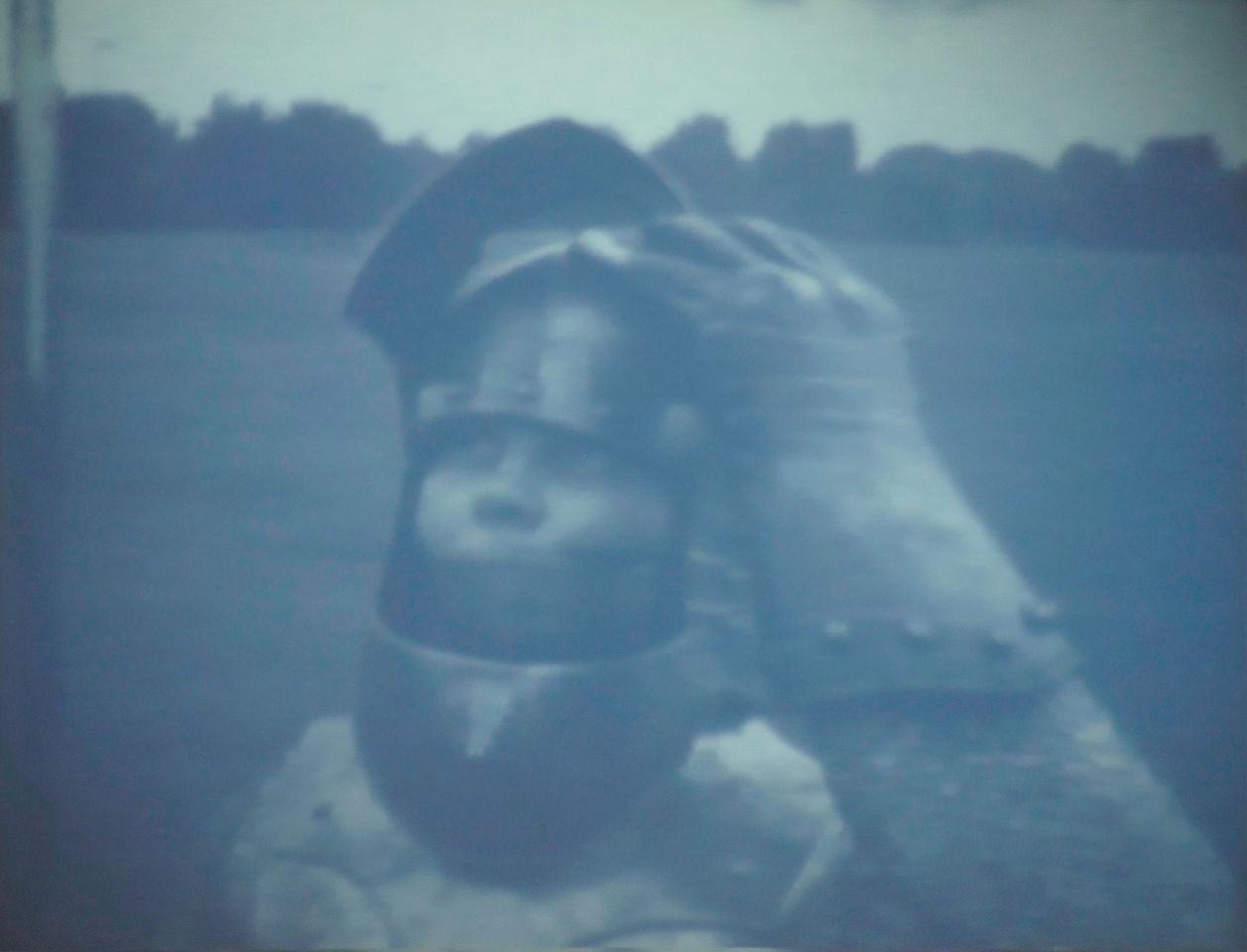 Bódy Gábor: Rittersrüstung (Lovagi fegyverzet), 1983. Videó (DVD-átirat U-matic szalagról), fekete-fehér (kék szűrővel), 31’20 min/sec. Társalkotó: Sophie von Plessen
Gábor Bódy: Rittersrüstung (Armour), 1983, video (DVD transcription from U-matic tape), black-and-white (with blue filter), 31’ 20”, co-author: Sophie von Plessen Bódy Gábor