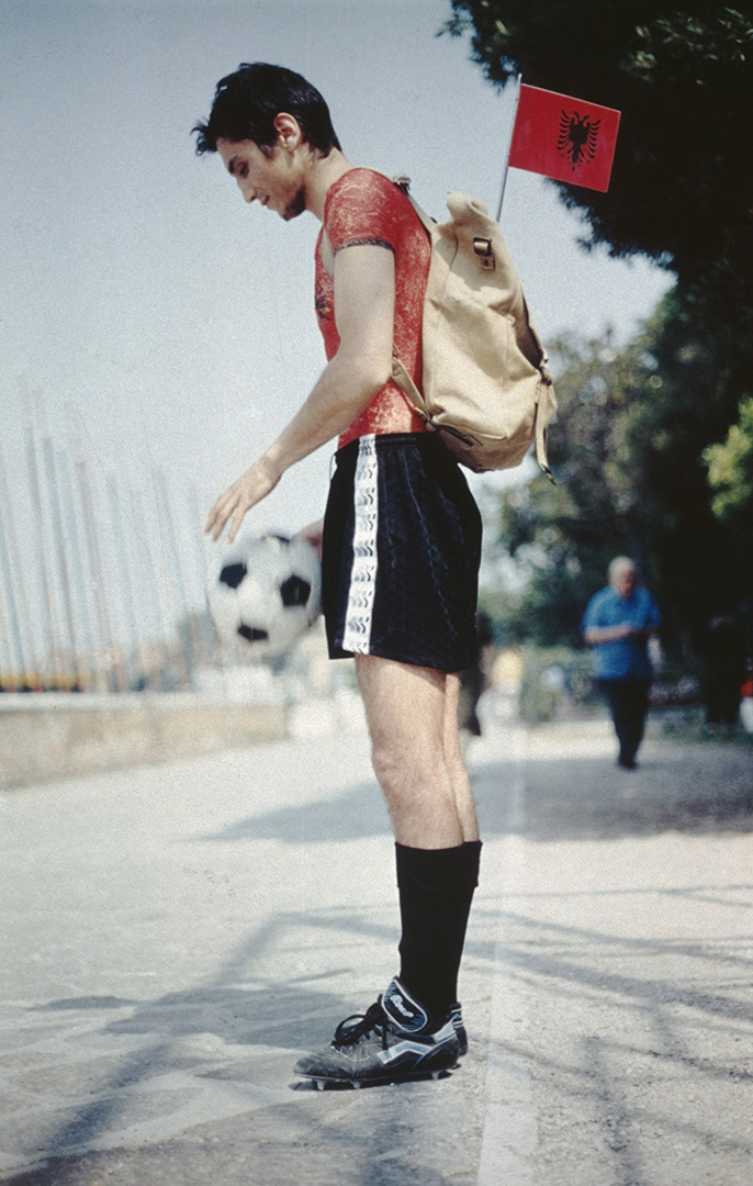 Sislej XHAFA
Padiglione Clandestino (Rejtett pavilon / Clandestine Pavilion), 1997
Nem engedélyezett performansz a 47. velencei biennálé ideje alatt, Olaszország / Unauthorized performance during the 47th Venice Biennial, Italy
print, 89 x 56,5 cm
A GALLERIA CONTINUA, San Gimignano / Beijing / Les Moulins / Habana jóvoltából / 
Courtesy of GALLERIA CONTINUA, San Gimignano / Beijing / Les Moulins / Habana Sislej XHAFA