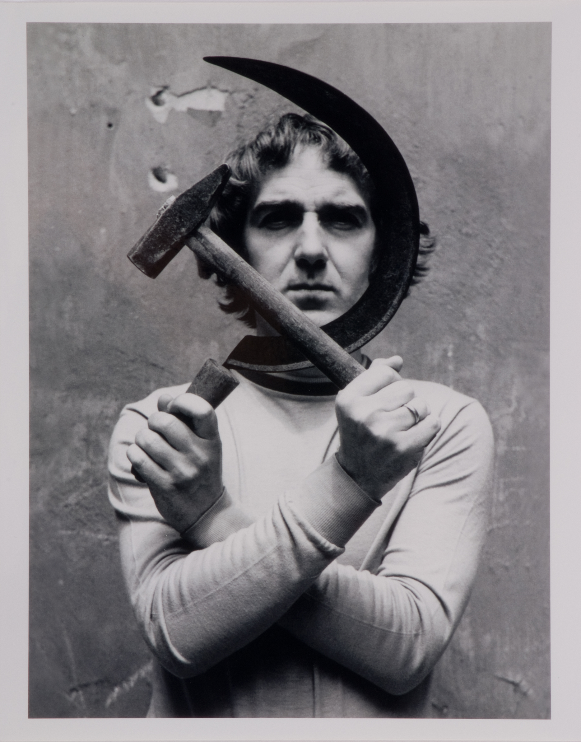 PINCZEHELYI Sándor: Sarló és kalapács I–IV (1973),  zselatinos ezüst © Ludwig Múzeum - Kortárs Művészeti MúzeumPINCZEHELYI Sándor: Sickle and Hammer 1–4 (1973), gelatine silver print © Ludwig Museum - Museum of Contemporary Art PINCZEHELYI Sándor