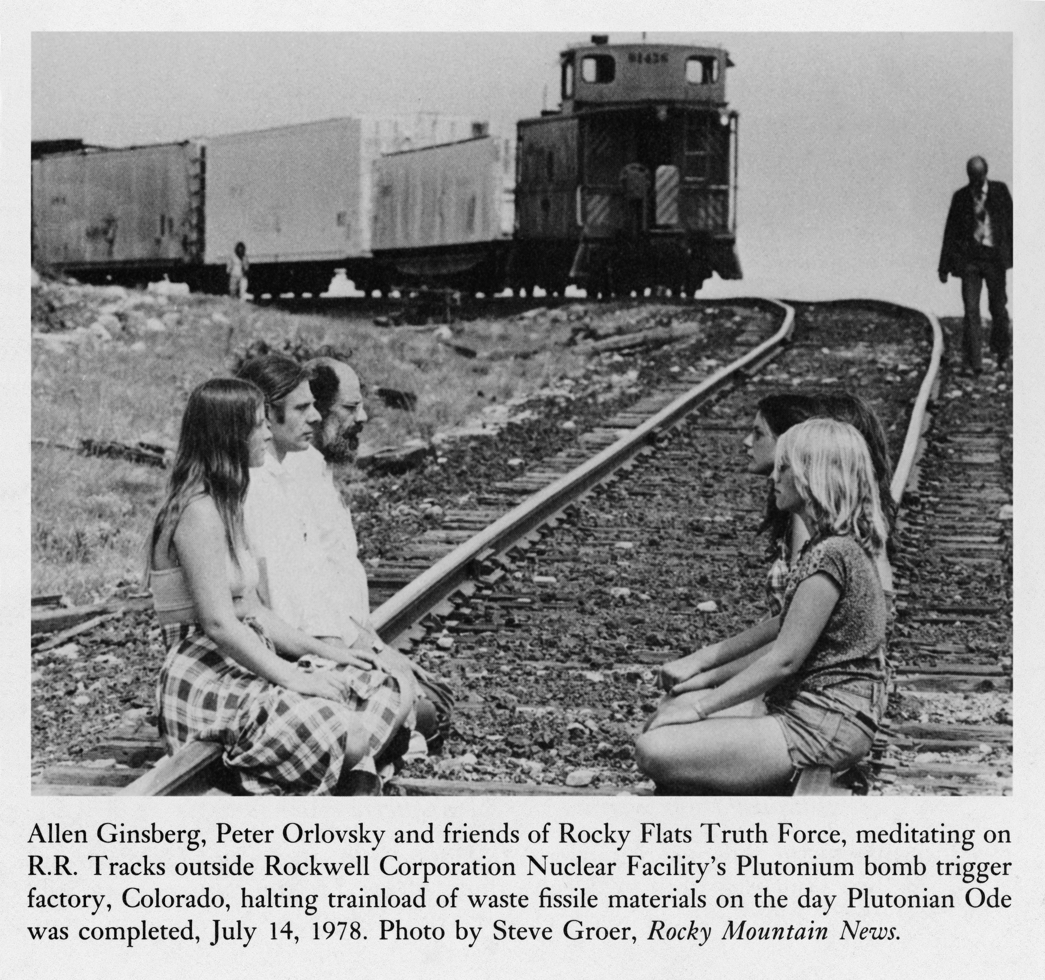 Allen Ginsberg, Peter Orlovsky és a Rocky Flats Truth Force pártfogói feltartóztatnak egy vonatrakománynyi hasadóanyagot 1978. július 14-én; a Plutonikus óda keletkezésének ideje © Fotó: Steve Groer, Rocky Mountain NewsAllen Ginsberg, Peter Orlovsky and friends of Rocky Flats Truth Force, thwarting trainload Beat Generation IV
