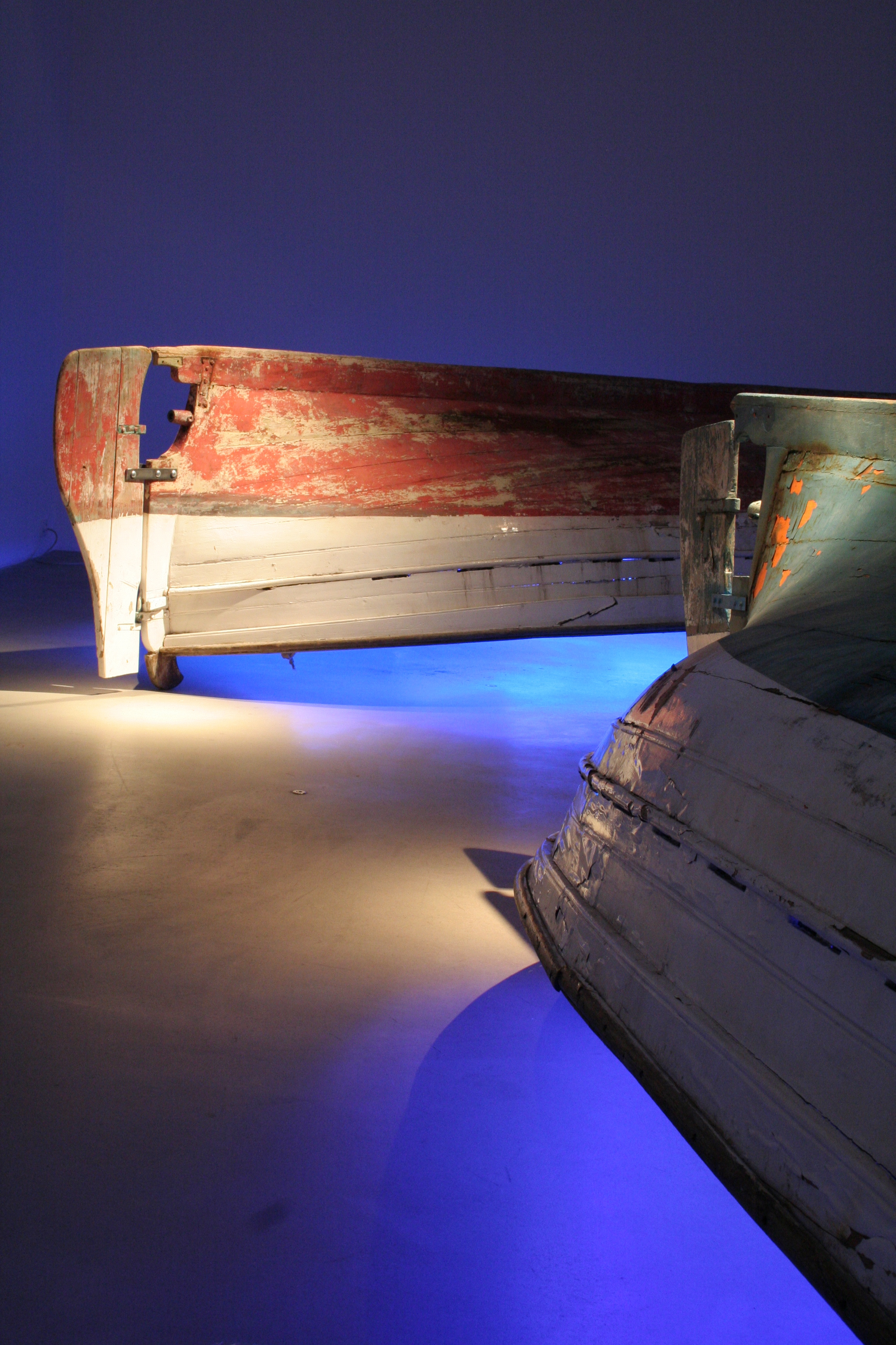 Llaüt Light. Installáció, 10 db facsónak, neoncsövek, hang, © Archivio PlessiLlaüt Light. Installation, 10 wooden boats, neon gas lighting tube, sound © Archivio Plessi Llaüt Light - I