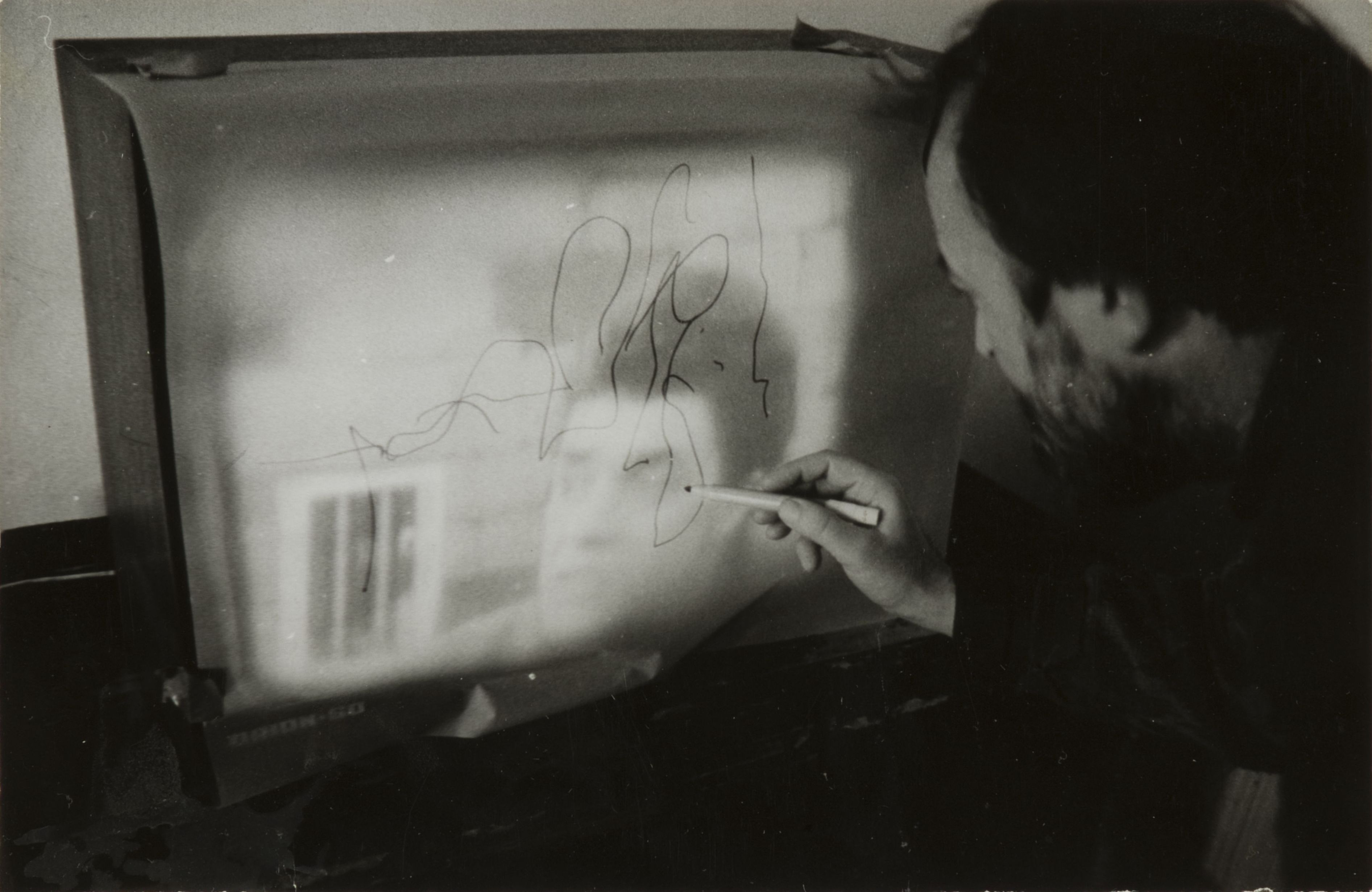 Tolvaly Ernő: TV-rajz akció, fotó, 12 x 18 cm, 1983 © Sáránszki Péter
Ernő Tolvaly: TV-drawing action, photo, 12 x 18 cm, 1983 © Péter Sáránszki TV-rajz akció