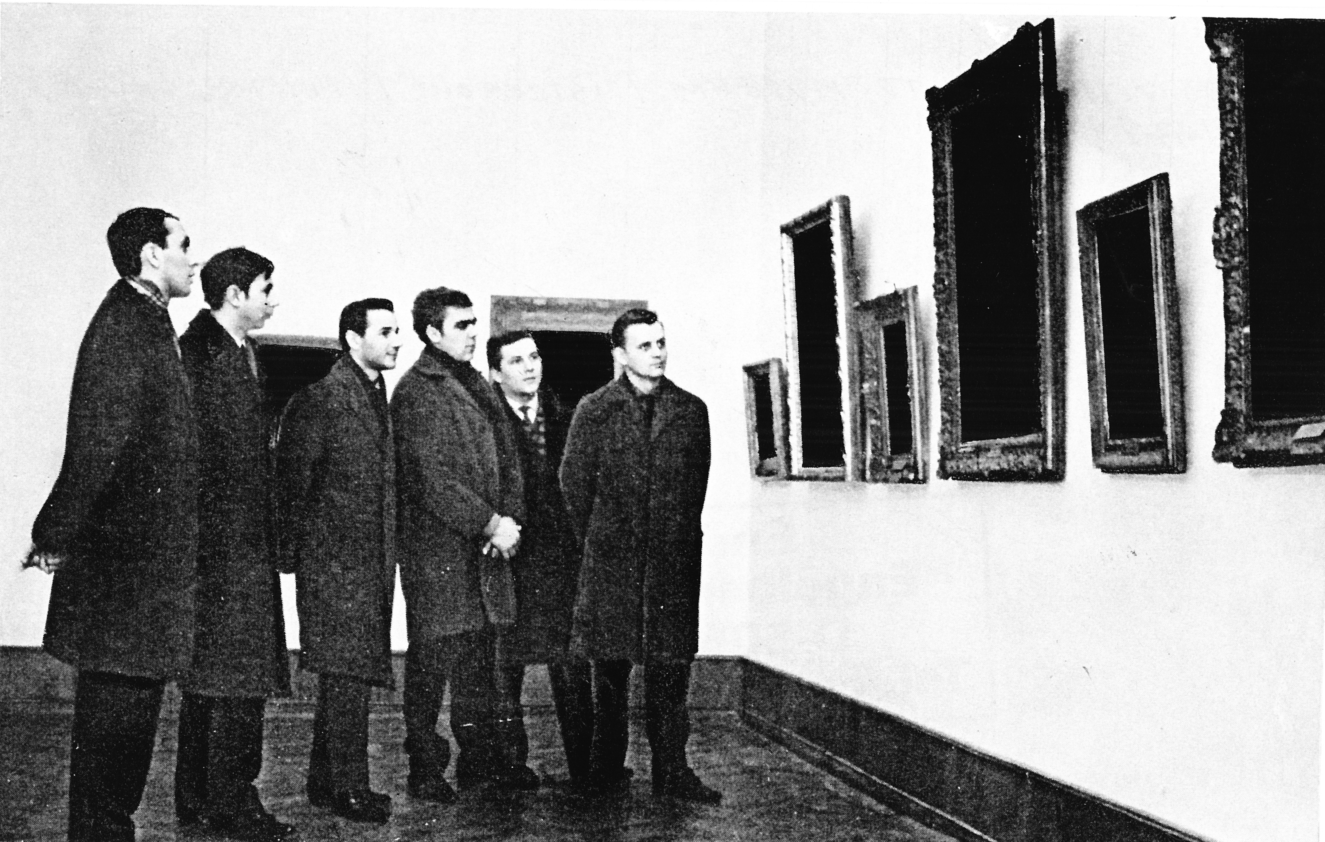 Tót Endre: Ein Besuch im Museum| Látogatás a múzeumban, 1972A művész jóvoltábólEndre Tot: Ein Besuch im Museum| Museum Visit, 1972Courtesy of the artist HELYSZÍNI SZEMLE. A múzeum a múzeumról / SITE INSPECTION. The Museum on the Museum