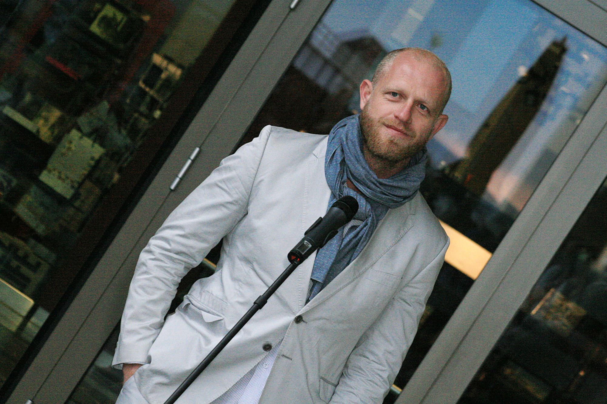 Pieter Hugo kiállításának megnyitóján © Mészáros Anna Rózsa / Ludwig Múzeum - Kortárs Művészeti Múzeum, Digitális Archívum és AdattárPieter Hugo at the opening of his exhibition © Anna Rózsa Mészáros / Ludwig Museum - Museum of Contemporary Art, Archives Pieter Hugo a megnyitón/at the opening