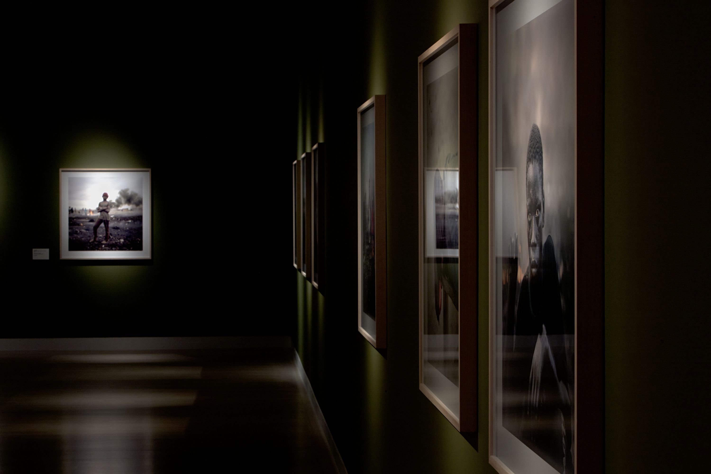 Pieter Hugo: This Must Be The Place - Válogatott munkák 2003-2012, Enteriőr © Bujnovszky Tamás / Ludwig Múzeum - Kortárs Művészeti Múzeum, Digitális Archívum és AdattárPieter Hugo: This Must Be The Place - Selected Works 2003-2012, Exhibition view © Tamás Bujnovszky / Ludwig Museum - Museum of Contemporary Art, Archives Pieter Hugo / Enteriőr