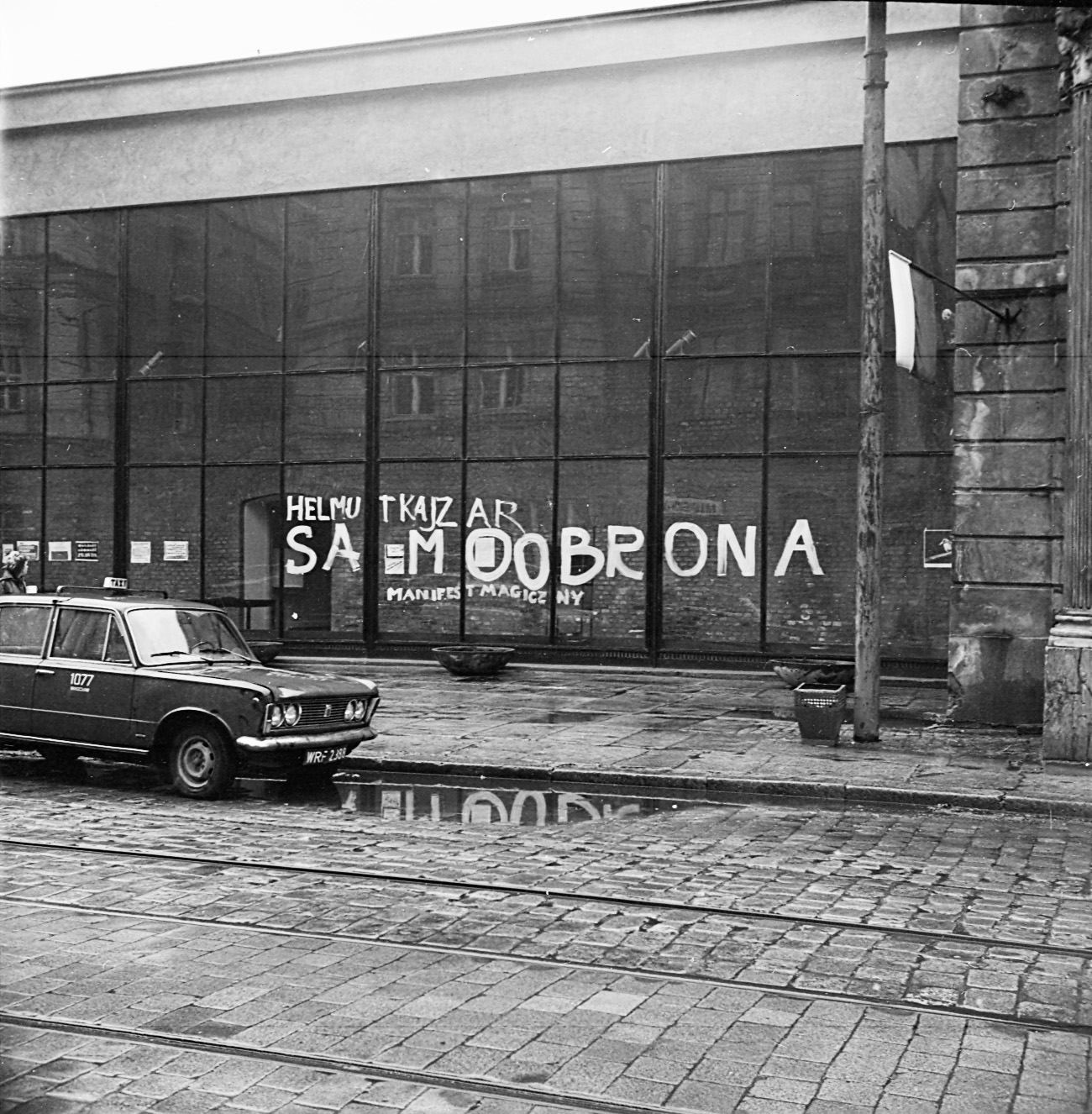 Meta-mindennapi Színház. Önvédelem. Mágikus kiáltvány, rendező: Helmut Kajzar, installációk: Krzysztof Zarębski, BWA Awangarda Galéria és a Kortárs Színház, Wrocław, 1981, fotó: Cezary Chrzanowski
Meta-Everyday Theatre. Self-Defence. A Magical Manifesto, dir. Helmut Kajzar, installations by Krzysztof Zarębski, BWA Awangarda Gallery and Wspołczesny Theatre in Wrocław, 1981, photo by Cezary Chrzanowski Meta-mindennapi Színház. Önvédelem. Mágikus kiáltvány