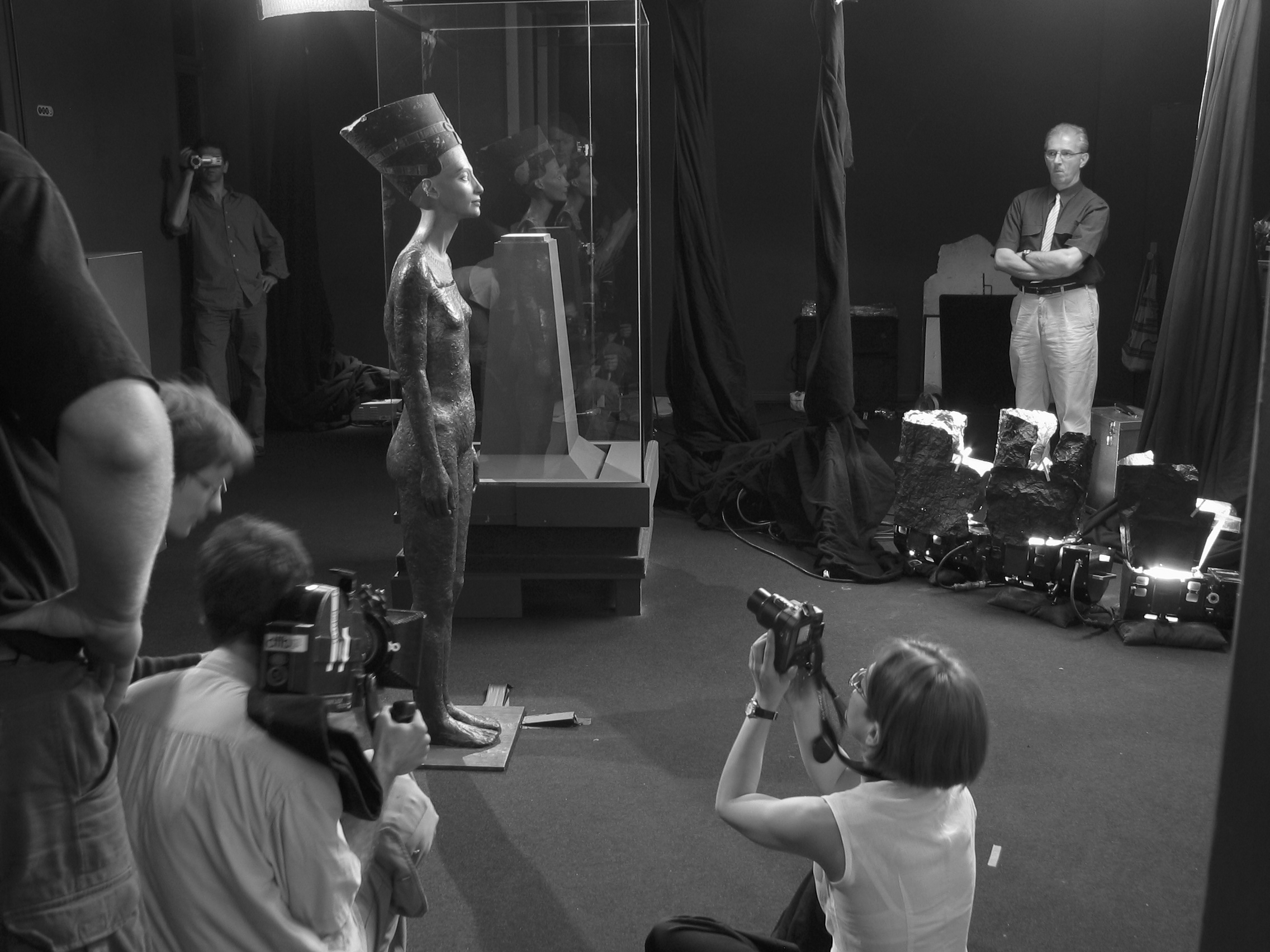 Kis Varsó: Nefertiti teste (Az összeillesztés után a berlini Egyiptológiai múzeumban), 2003fotó: Petrányi Zsolt © Kis VarsóLittle Warsaw: The Body of Nefertiti (After the unification at the Egyptian Museum Berlin), 2003Photo: Zsolt Petrányi ©Little Warsaw HELYSZÍNI SZEMLE. A múzeum a múzeumról / SITE INSPECTION. The Museum on the Museum