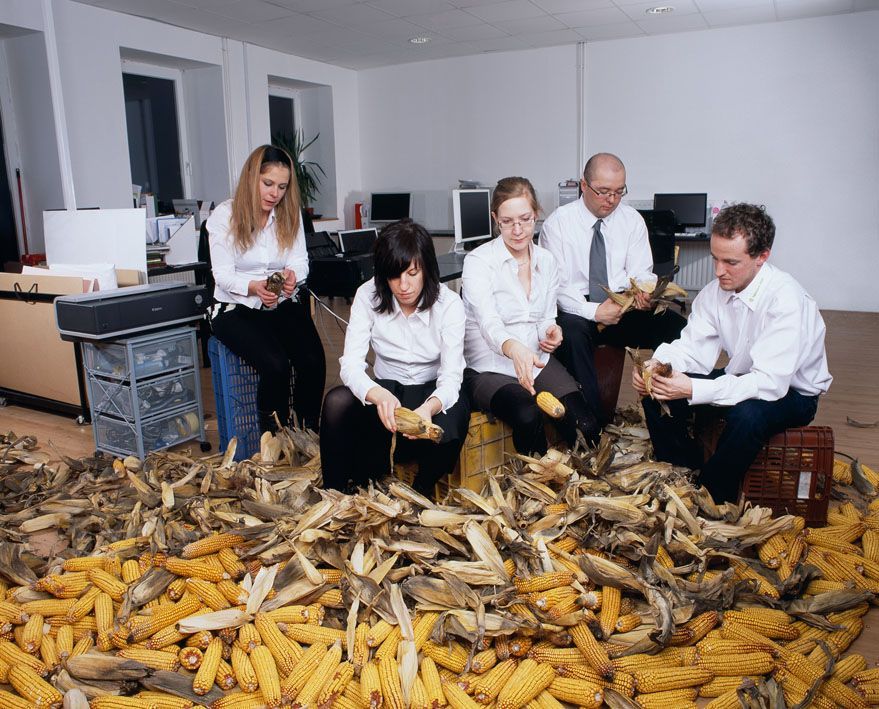 Fabricius Anna: Télimunka – Kukoricafosztás, 2010. (Lambda-print fára kasírozva, 100x125 cm, ed.:5)Anna Fabricius: Winterwork – Corn husking, 2010 (lambda print mounted on wood, 100x125 cm, ed.:5) Fabricius Anna
