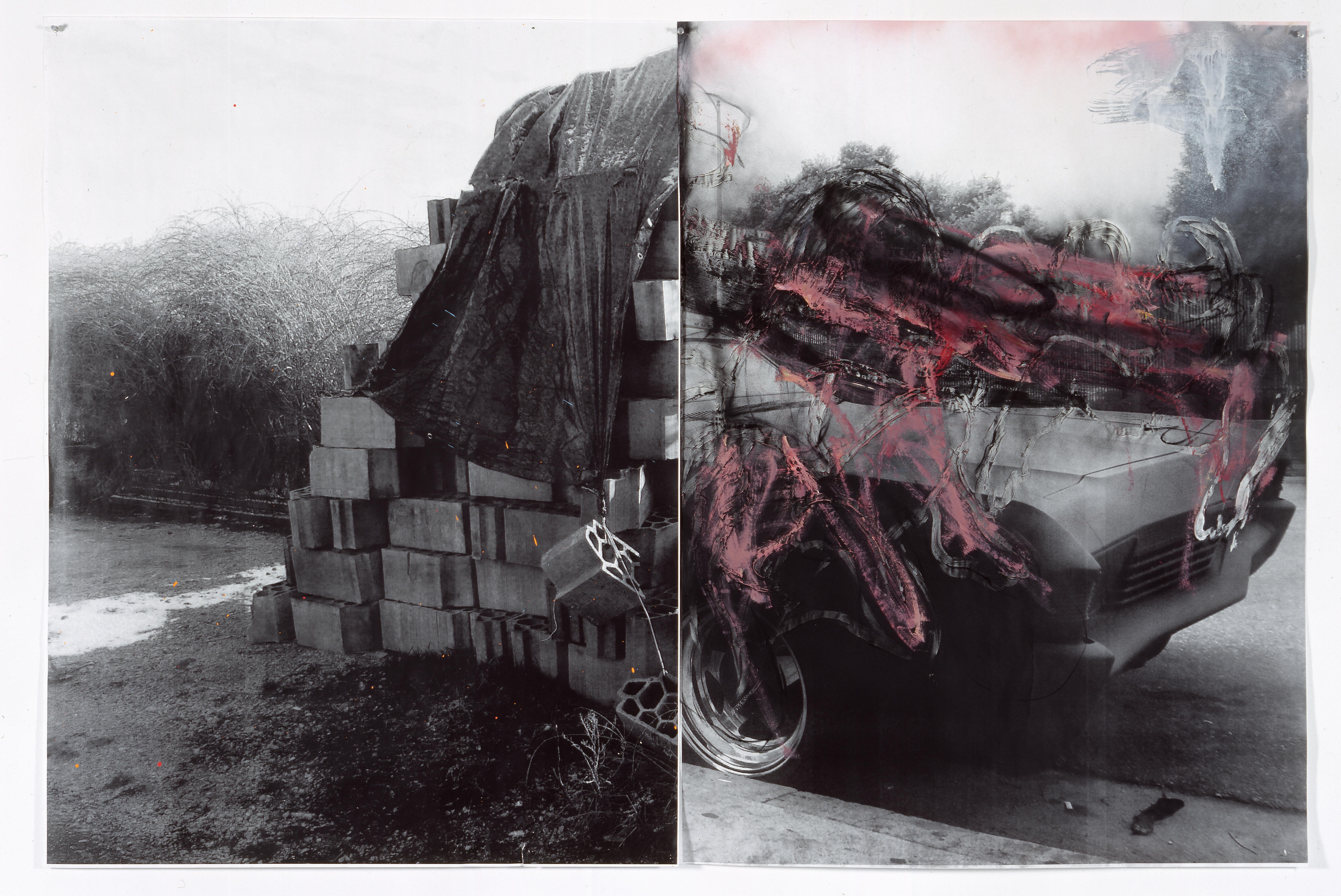 Rita Ackermann: Parkoló baleset 1. - Marfa/Crash, 2009szén, olaj, spray festék, modellező paszta, festett papír285 × 561 cm, egyenként 122 × 91 cmA művész és a zürichi Peter Kilchmann Galéria jóvoltábólRita Ackermann: Parking Accident  #1 - Marfa/Crash, 2009charcoal, oil, spray paint, modeling paste on painted paper 285 × 561 cm / panels: each 122×91 cmCourtesy of the Artist and Galerie Peter Kilchmann, Zurich Rita Ackermann