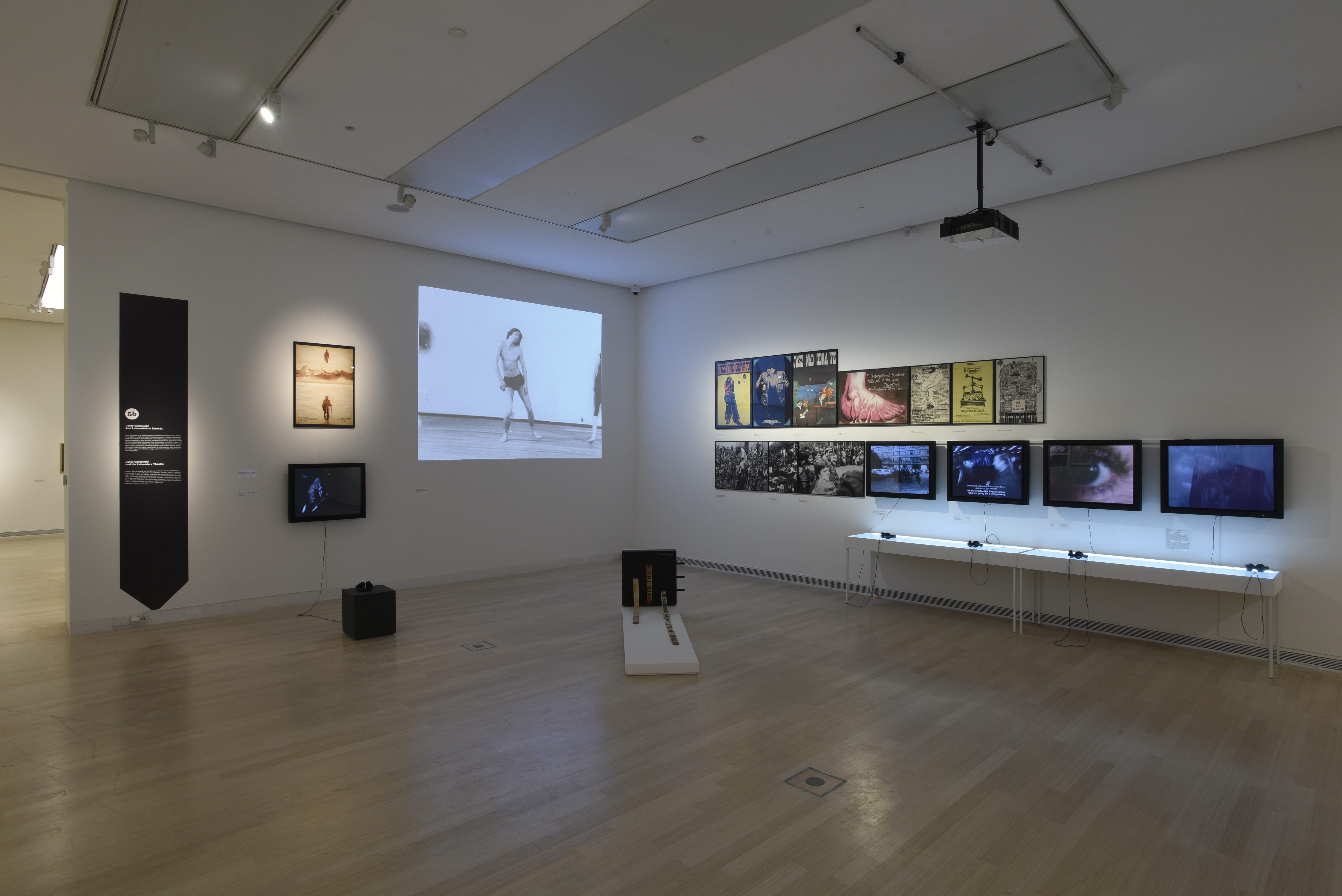 Kiállítási enteriőr (fotó: Rosta József)
Exhibition view (Photo by József Rosta) Kiállítási enteriőr (fotó: Rosta József) 8969