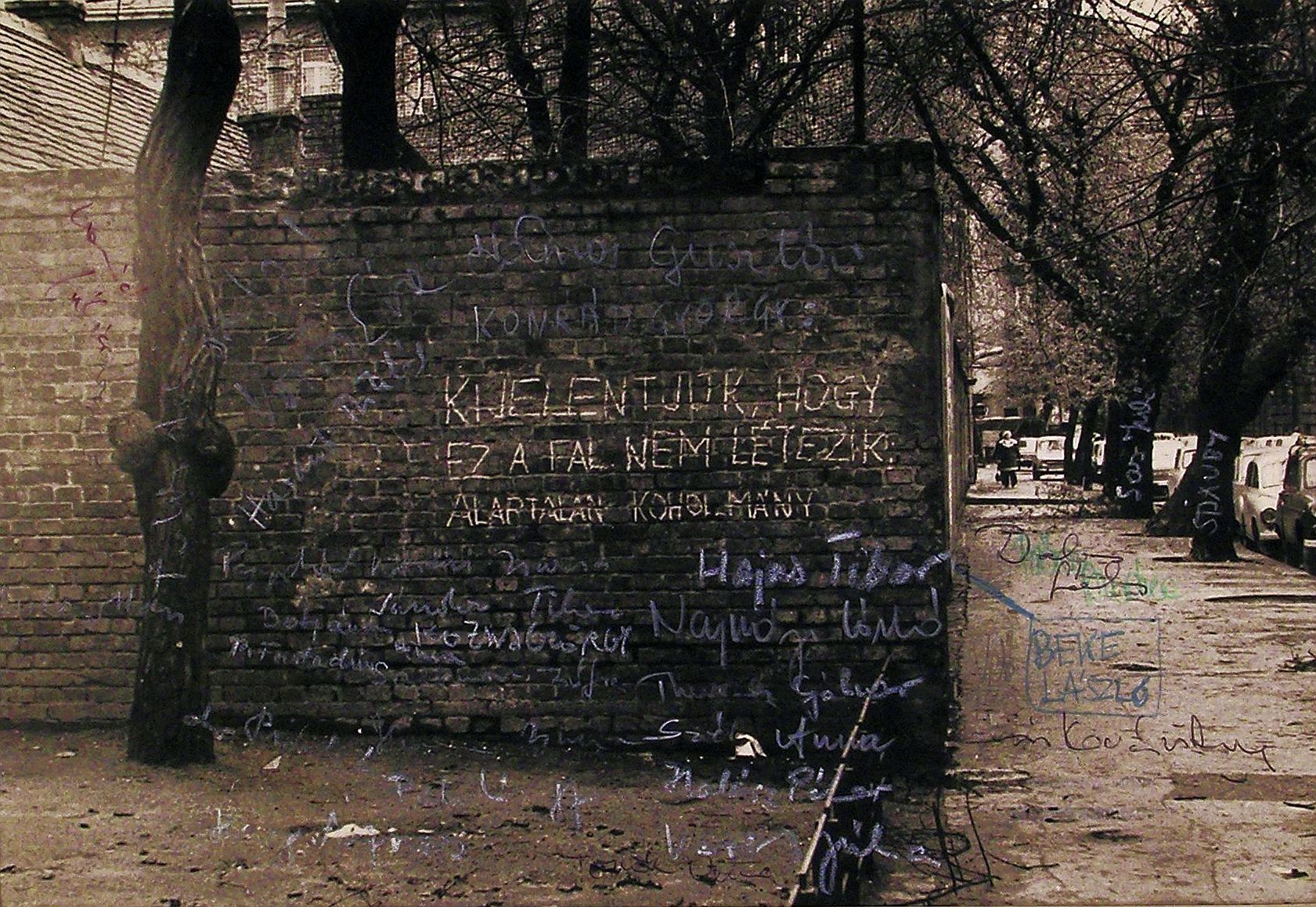 HAJAS Tibor, Kijelentjük, hogy ez a fal nem létezik, fekete-fehér fotó, kézírással, 1974.
HAJAS Tibor,We declare that this wall does not exist, b/w photo, handwriting, 1974 Hajas