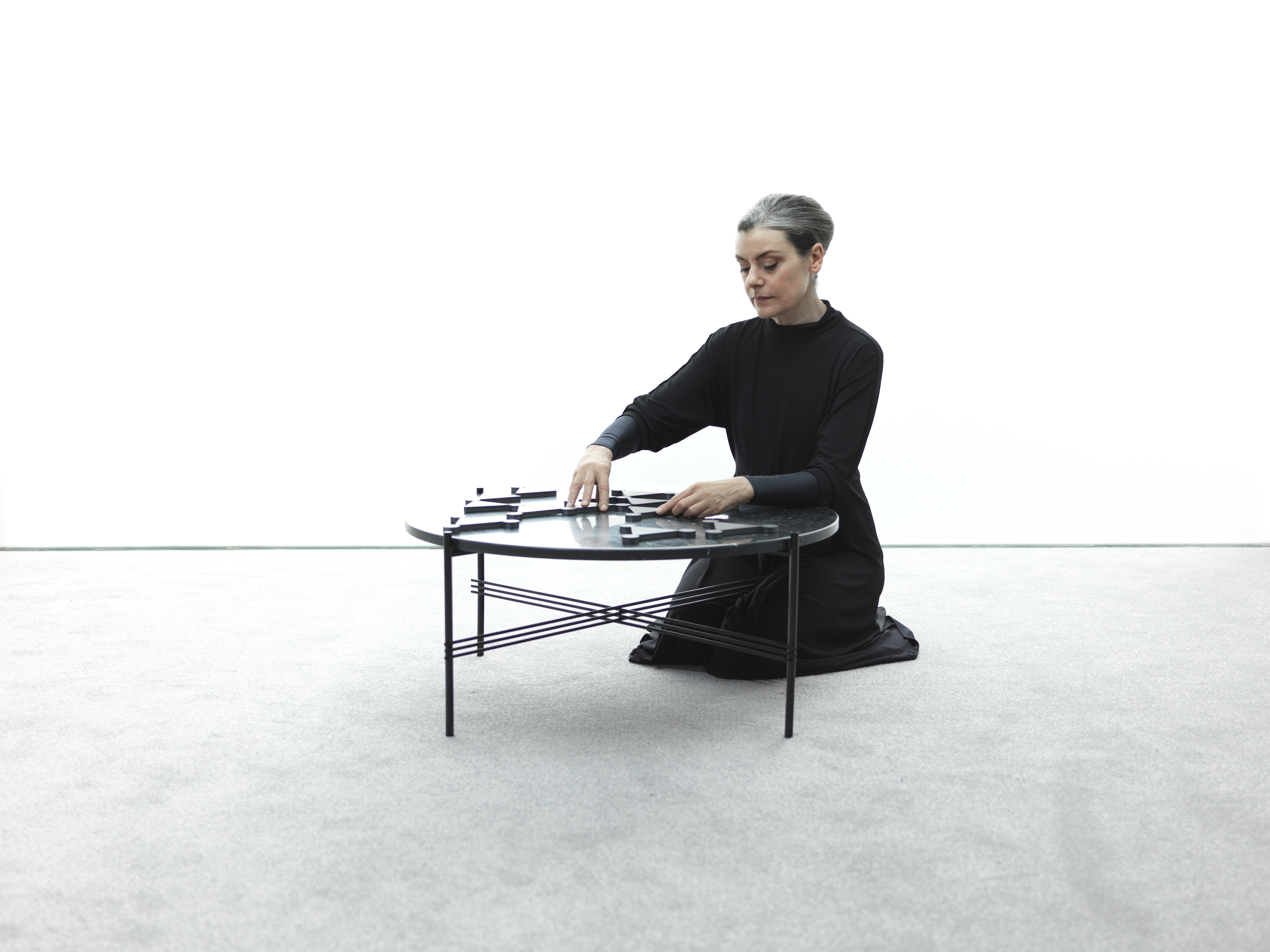 J. Cibic: The Nation Loves It (Triangles 3), állókép, 2015, egycsatornás, HD videó, 15' 45'', sztereó 
J. Cibic: The Nation Loves It (Triangles 3), video still, 2015, single channel HD video, 15 min 45 sec, stereo Spielraum_7