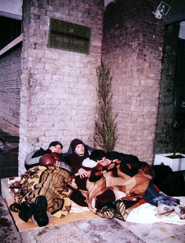 Jakup FERRI, Driton HAJREDINI, Lulzim ZEQIRI
A kurátorra várva / Waiting for the Curator, 2002
csoportos performansz fotódokumentációja, Koszovó / photo documentation of a group performance, Kosovo
A művészek jóvoltából / Courtesy of the artists Jakup FERRI - Driton HAJREDINI - Lulzim ZEQIRI