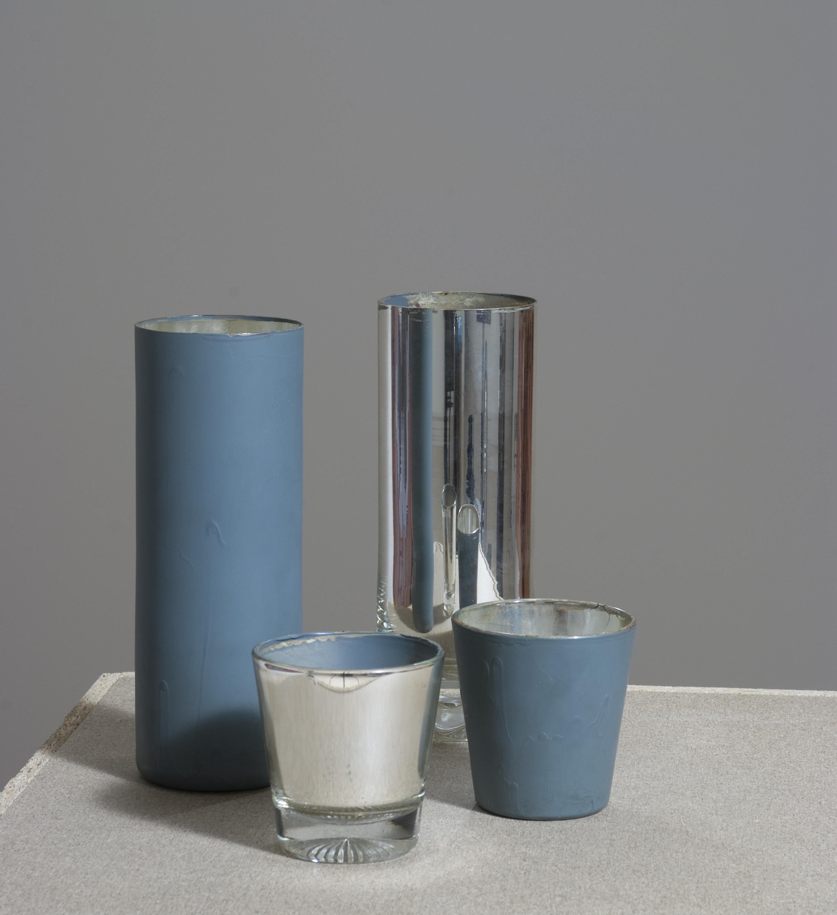 Tolvaly Ernő: Karba tett kezek II., 1994 © Magántulajdon. Fotó: Rosta József
Ernő Tolvaly: Folded arms II, 1994 © Private colelction. Photo:  József Rosta Foncsorozott pohár