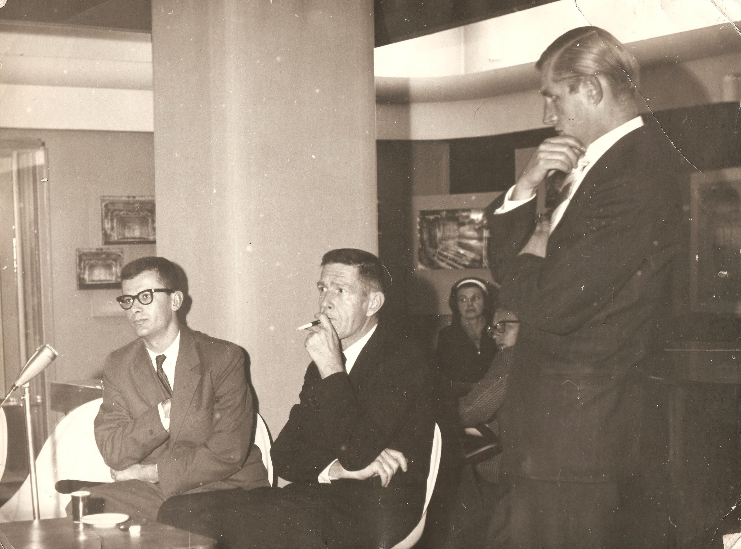 Mirko Chvojka: John Cage a prágai Zeneszínházban (František Fröhlich, Vladimír Lébl társaságában),1964. szeptember 23. Eva Léblova jóvoltábólMirko Chvojka: John Cage at the Theatre of Music in Prague (with František Fröhlich, Vladimír Lébl) September 23rd, 1964. Courtesy of Ms. Eva Léblová Mirko Chvojka: John Cage a prágai Zeneszínházban, 1964